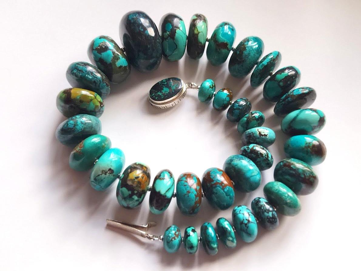 Hubei Turquoise Beaded Necklace In Excellent Condition For Sale In Chesterland, OH