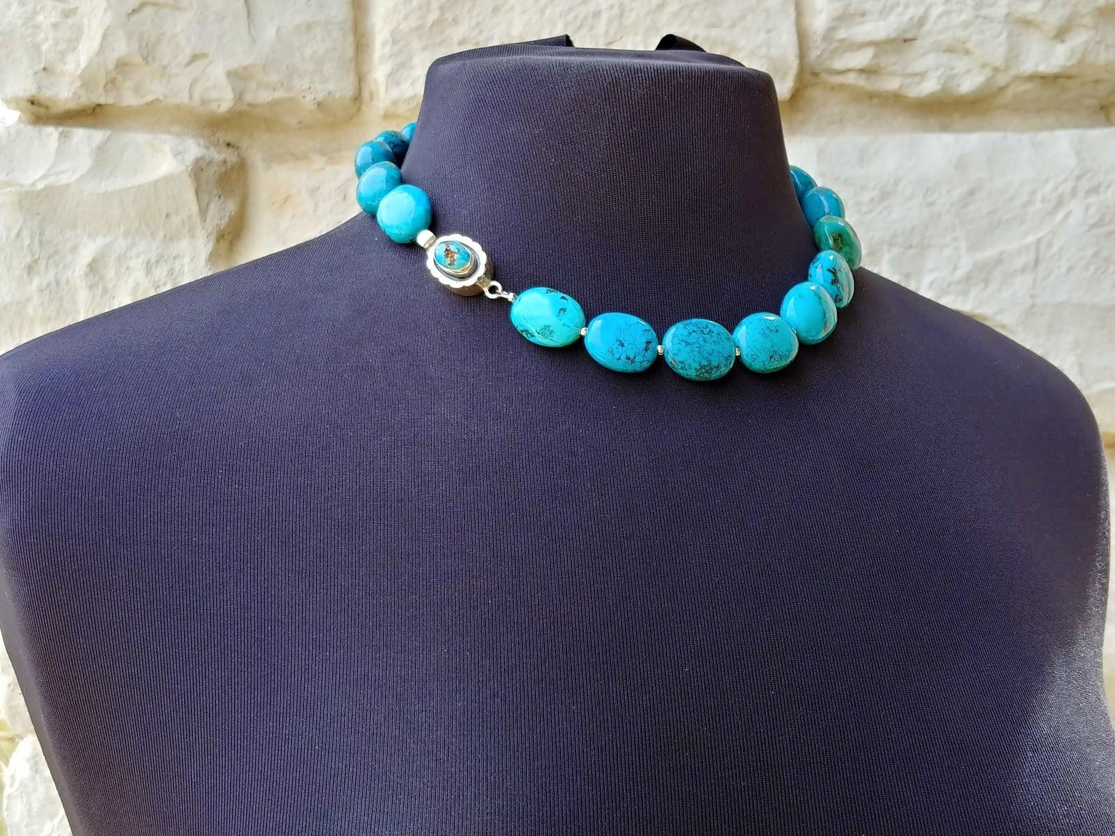 La lunghezza della collana è di 18 pollici (45 cm). Le dimensioni delle perle sciolte di forma ovale sono di circa 22 x 18 x 12 mm - 10 x 16 x 20 mm.
Il colore del turchese varia da una leggera tonalità di verde a un blu saturo. Le perle di turchese