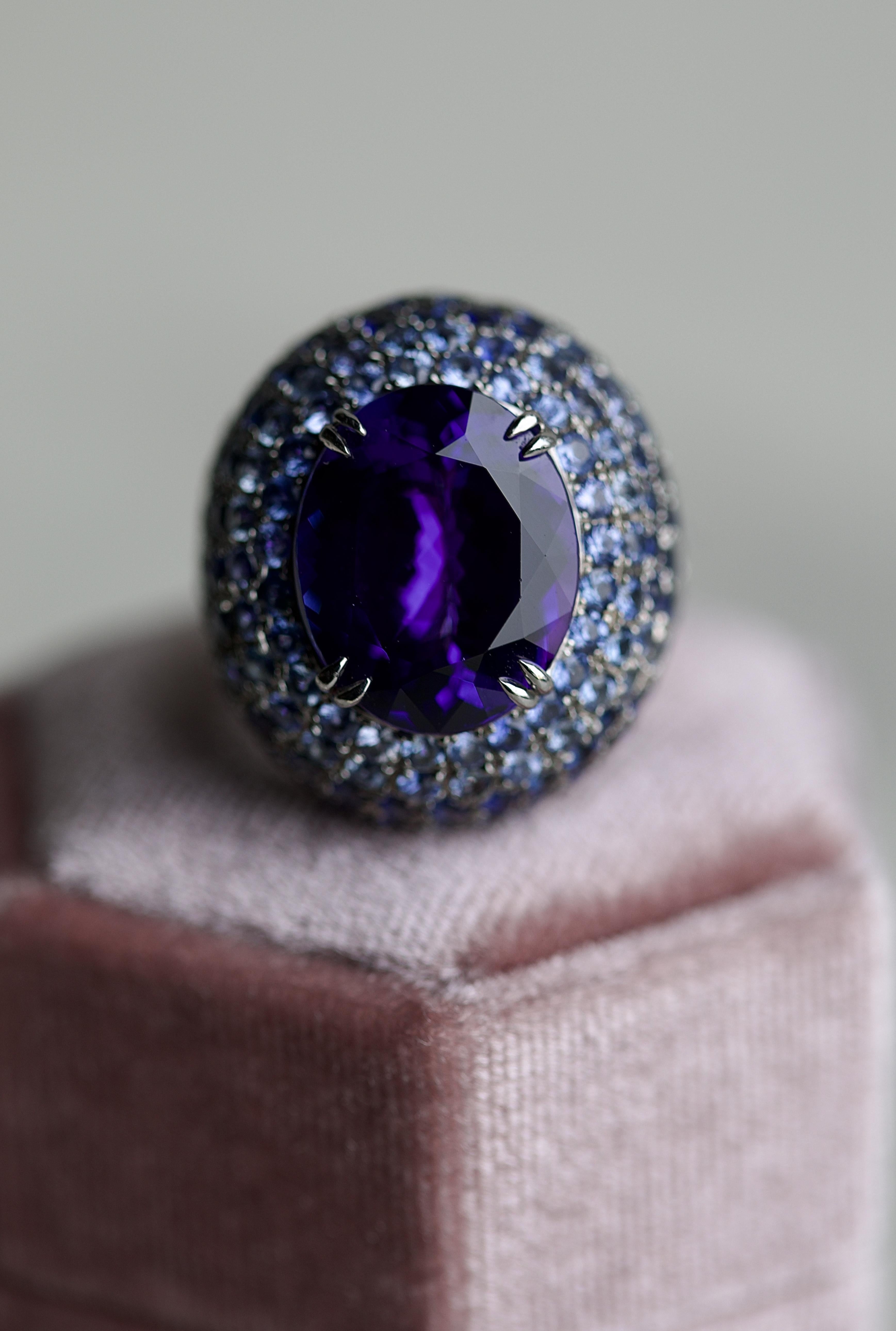 Hubert 11,88 Karat Tansanit Saphir Weißgold Cocktail-Ring (Ovalschliff)