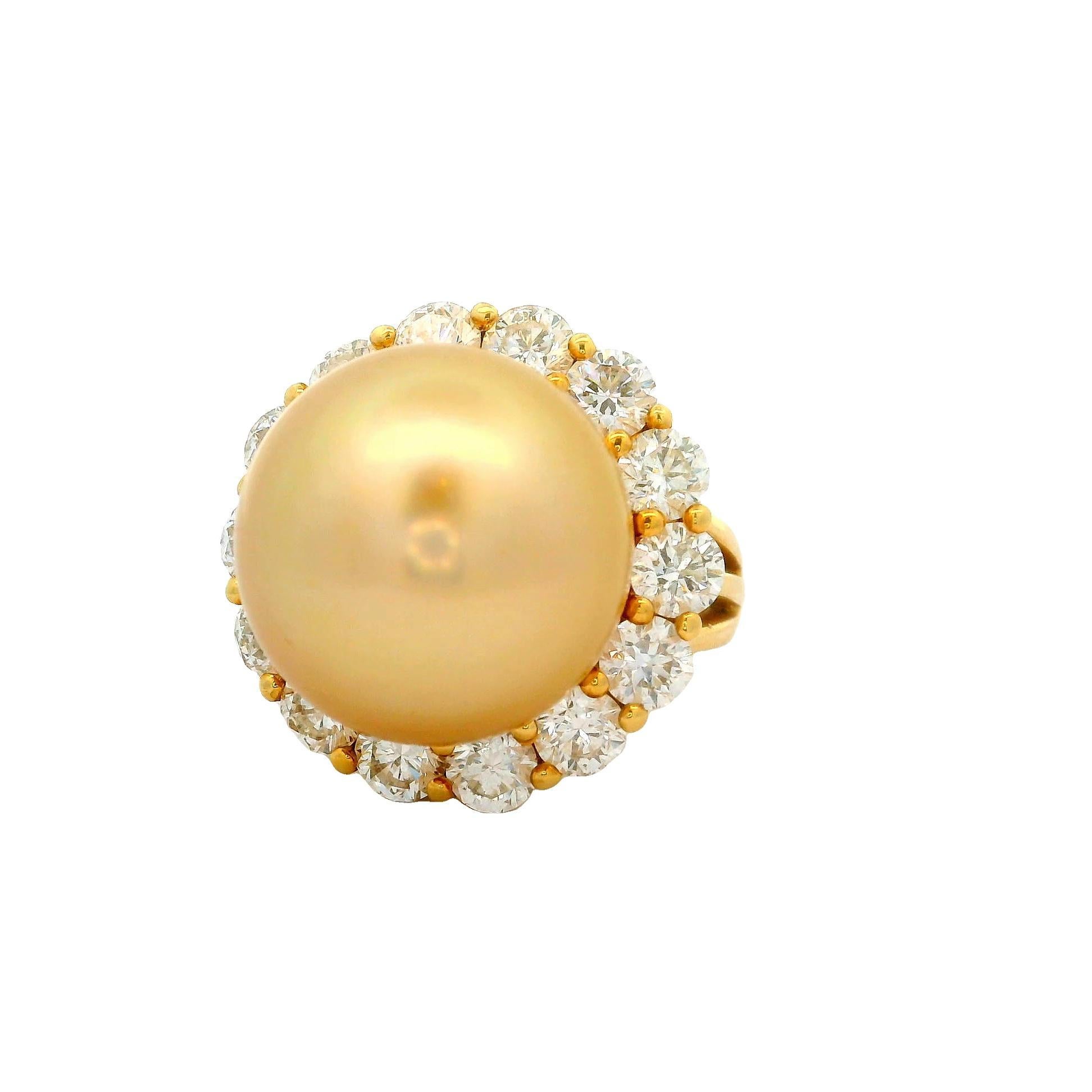 Une perle des mers du Sud, d'une taille étonnante de 17 millimètres, est le point central de cette bague exquise. La teinte dorée de la perle dégage un éclat chaud et luxueux grâce à l'excellente qualité de sa nacre. La lumière roule sur sa surface