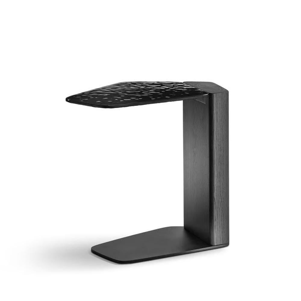 Table d'appoint Hubert Black avec structure en bois massif noir
finition et plateau fusionné en verre avec dessous verni
en finition noire. Base en métal verni noir.
Également disponible sur demande avec une structure en bois massif en
finition brun