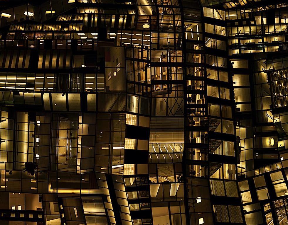 Urban Codes 03 - Photographie de ville architecturale abstraite contemporaine par nuit - Noir Color Photograph par Hubert Blanz