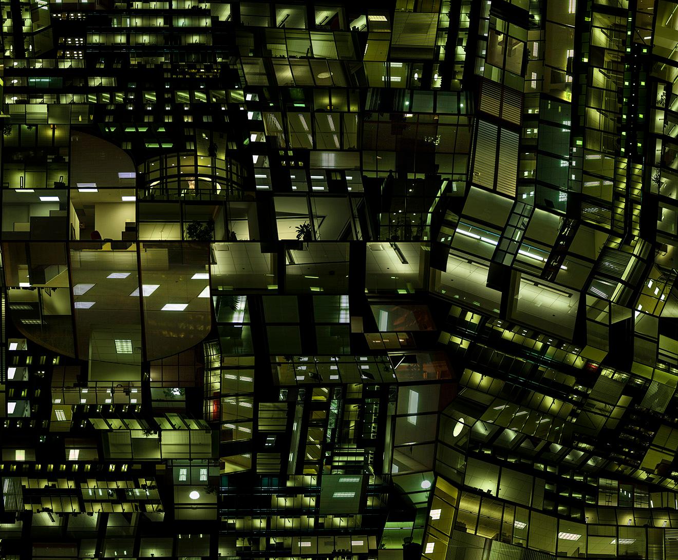 Urban Codes 05 – Zeitgenössische abstrakte Architektur-Stadtfotografie von Nacht im Angebot 1