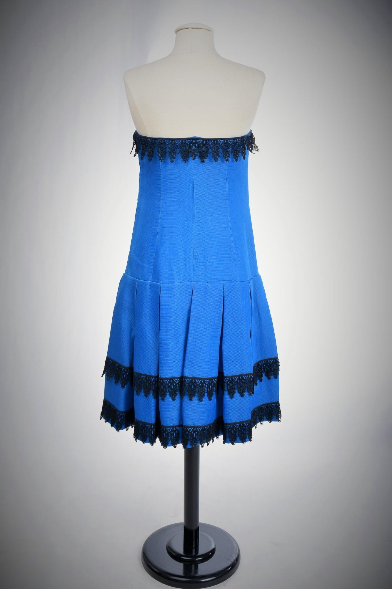 Hubert de Givenchy Cocktail Dress in Gazar Silk and Lace Circa 1968/1970 For Sale 9