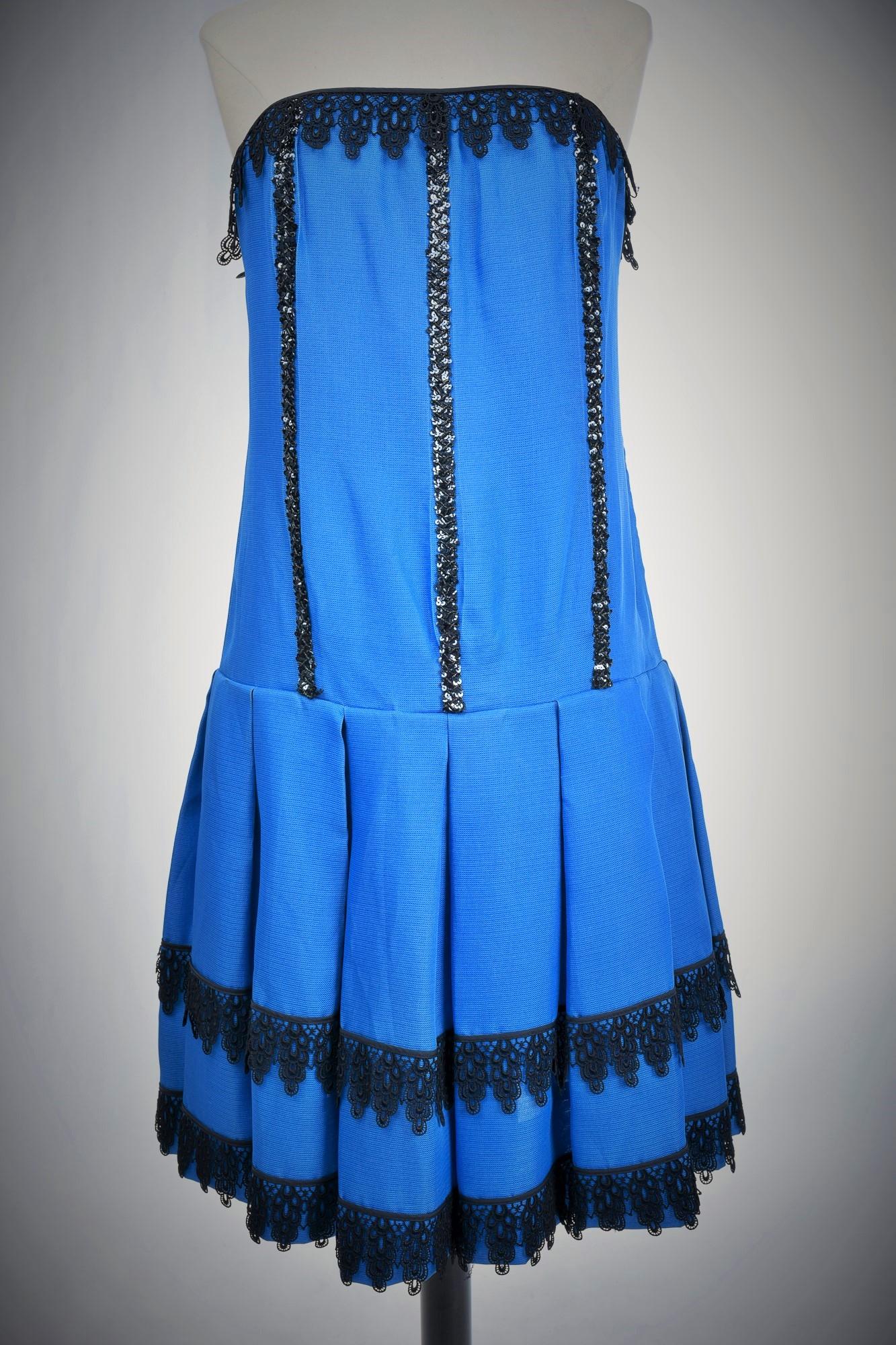 Circa 1970
Francia
Bellissimo abito da cocktail di Hubert de Givenchy, della Nouvelle Boutique che lo stilista aprì al 68 di Rue Victor Hugo a Parigi nel 1968. Nello spirito di Baby Doll, questo abito a trapezio, con un'ampia scollatura sulla