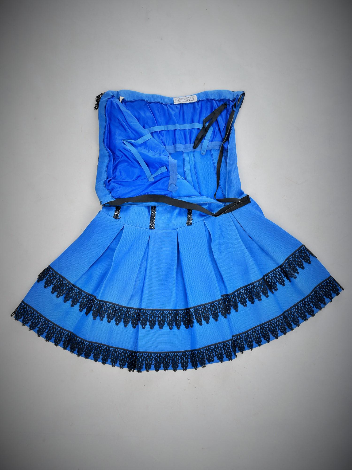 Bleu Robe de cocktail Hubert de Givenchy en soie Gazar et dentelle Circa 1968/1970 en vente