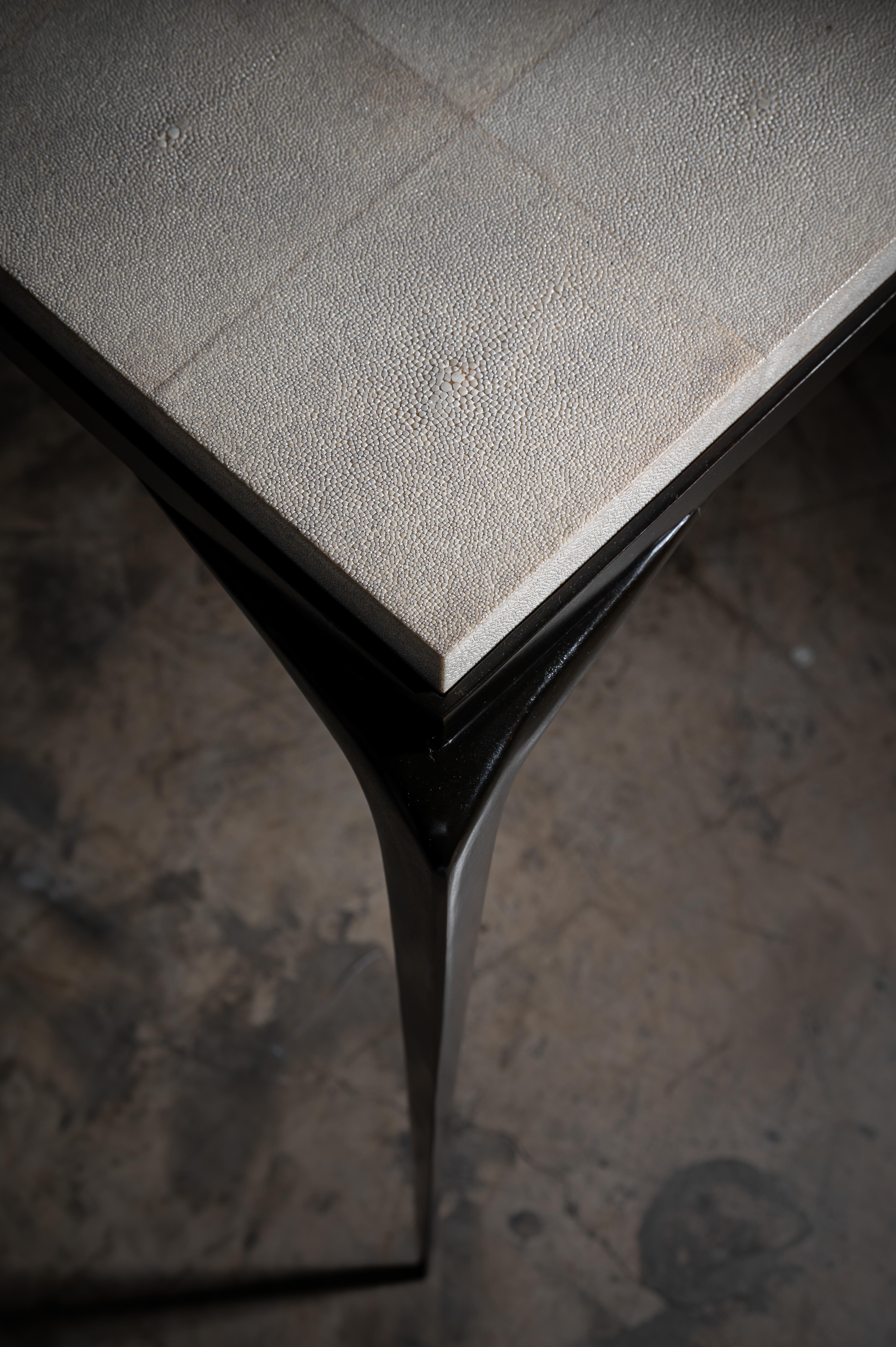 Tavolo Hubert, grande, in bronzo fuso e zigrino di Elan Aelier

La Hubert è una forma davvero elegante, un cenno all'abilità scultorea di artisti come Louise Bourgeois e agli amati materiali utilizzati da artigiani come Jean-Michel Frank. Una