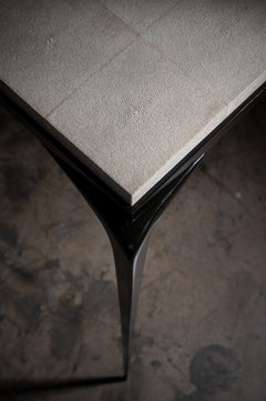 Grande table Hubert, en bronze moulé et galuchat de l'Atelier Elan