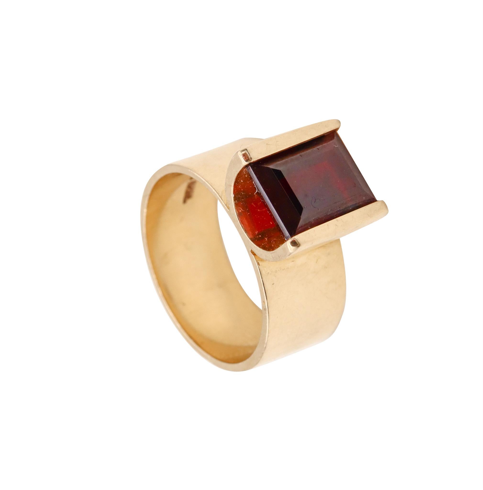 Modernist ring designed by Hubertus Von Skal.

Beautiful geometric piece made in Germany by the Bohemian designer and goldsmith Hubertus Von Skal, circa 1970's. This modernist ring was crafted in solid yellow gold of 14 karats, with high polished
