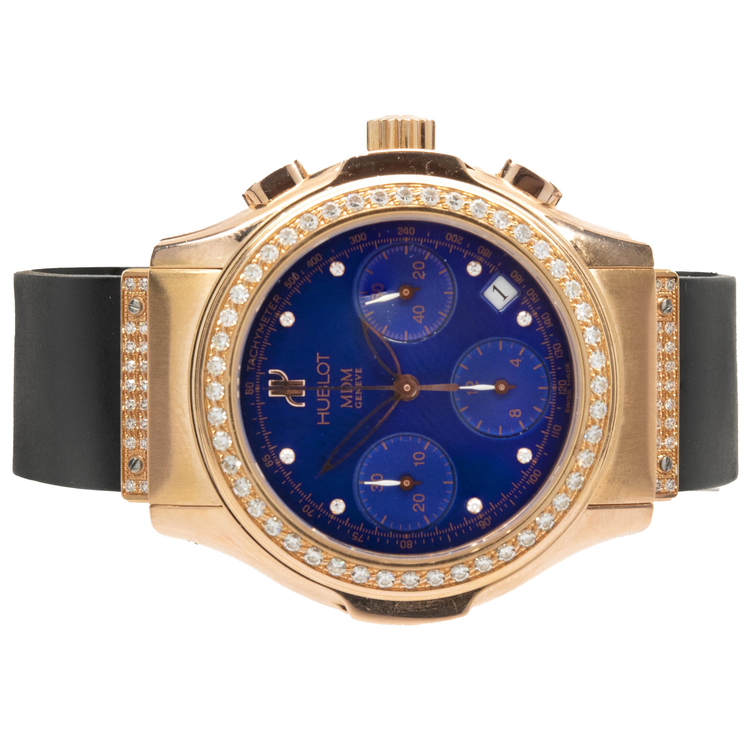 Uhrwerk: automatisch
Funktion Function: Stunden, Minuten, Sekunden, Datum, Chronograph
Gehäuse: 40 mm rundes Gehäuse aus 18 Karat Roségold, Lünette mit Diamanten
Band: schwarzes Hublot-Armband aus Gummi mit Faltschließe
Zifferblatt: elektrisch