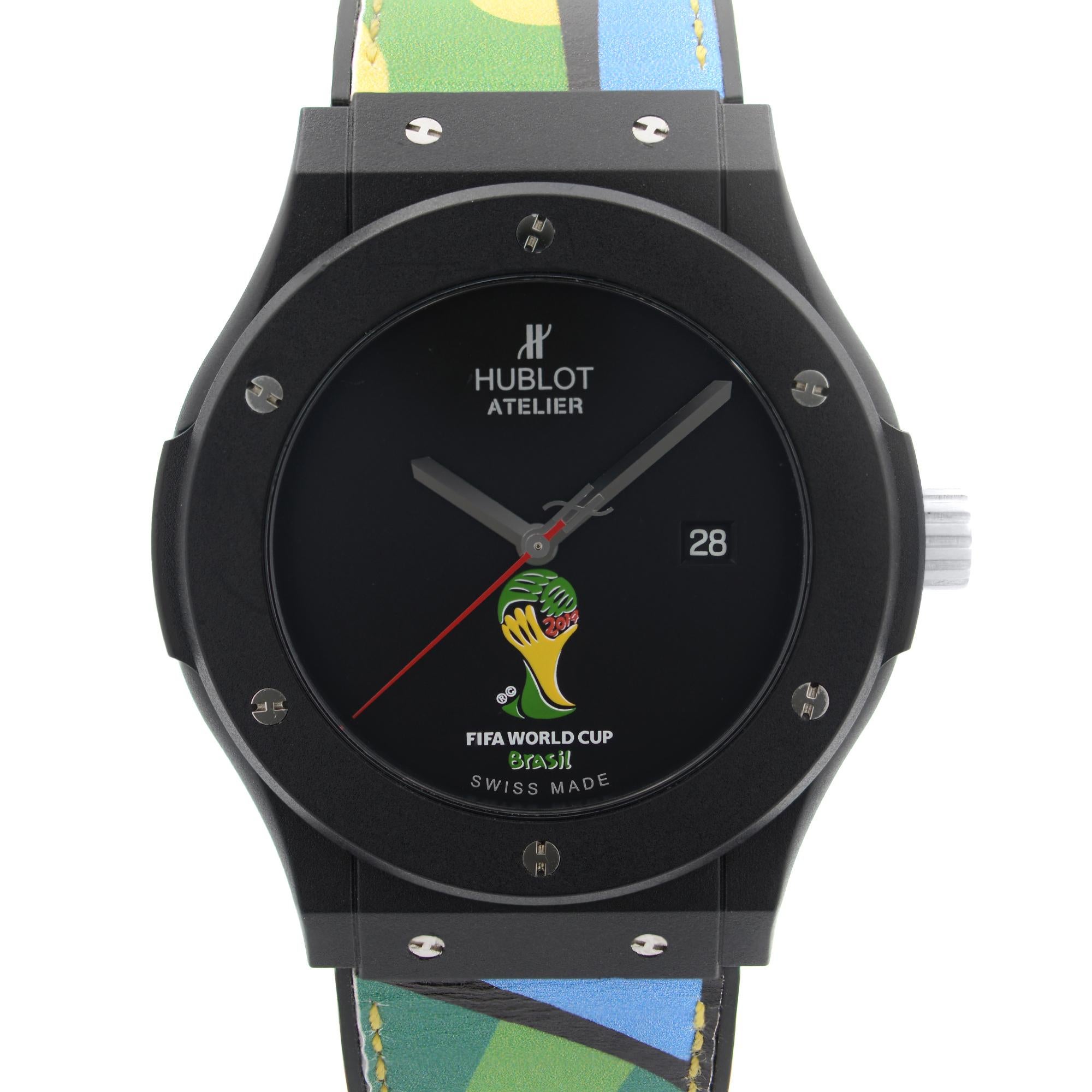 Rayures mineures sur le boîtier arrière en plastique. Signes d'étirement sur la bande dus à l'utilisation. Montre à quartz d'occasion Hublot Atelier Limited Edition Fifa World Cup Brazil 2014 Black Dial 500.XI.1100.VR.FIF14. Ce magnifique