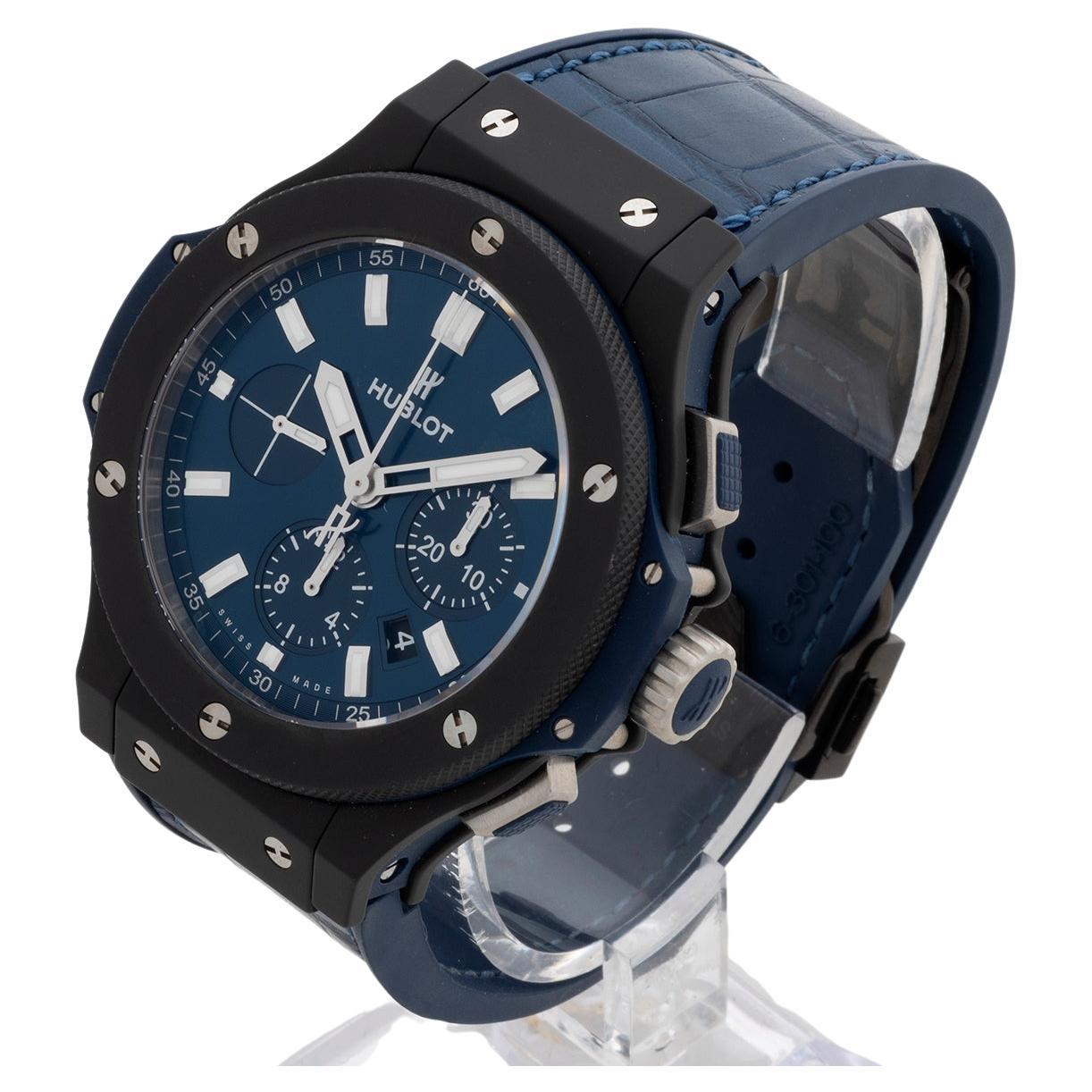Il nostro Hublot Big Bang Blue Chronograph ref 301.C1.7170.LR è immediatamente riconoscibile, con una cassa in ceramica microbigliata da 44 mm con corona a vite, lunetta in ceramica e fondello da esposizione (che mostra il movimento automatico