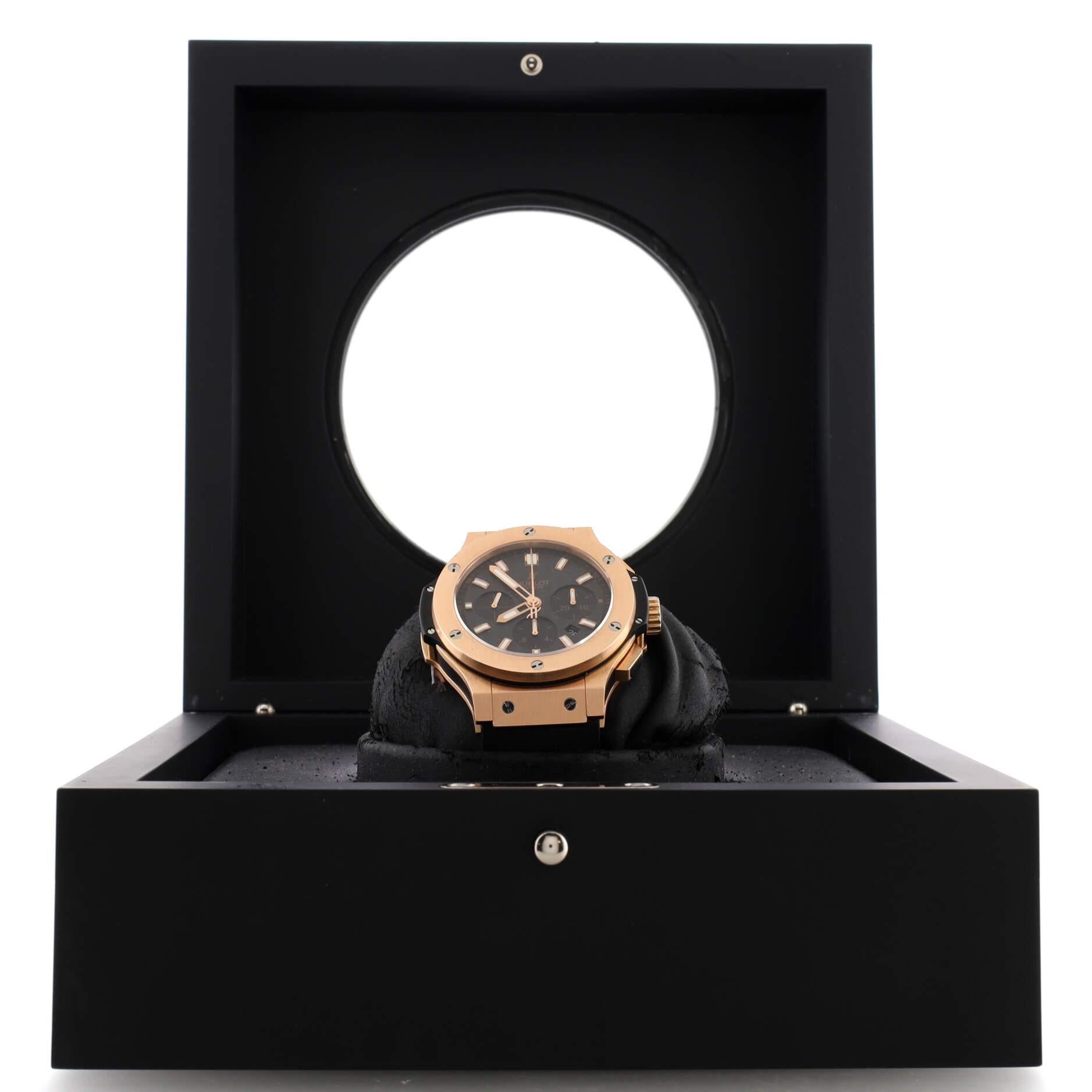 État : excellent. Usure mineure partout.
Accessoires : Livret d'instructions, boîte
Mesures : Taille/largeur du boîtier : 44 mm, hauteur de la montre : 15 mm, largeur du bracelet : 24 mm, tour de poignet : 7.25
