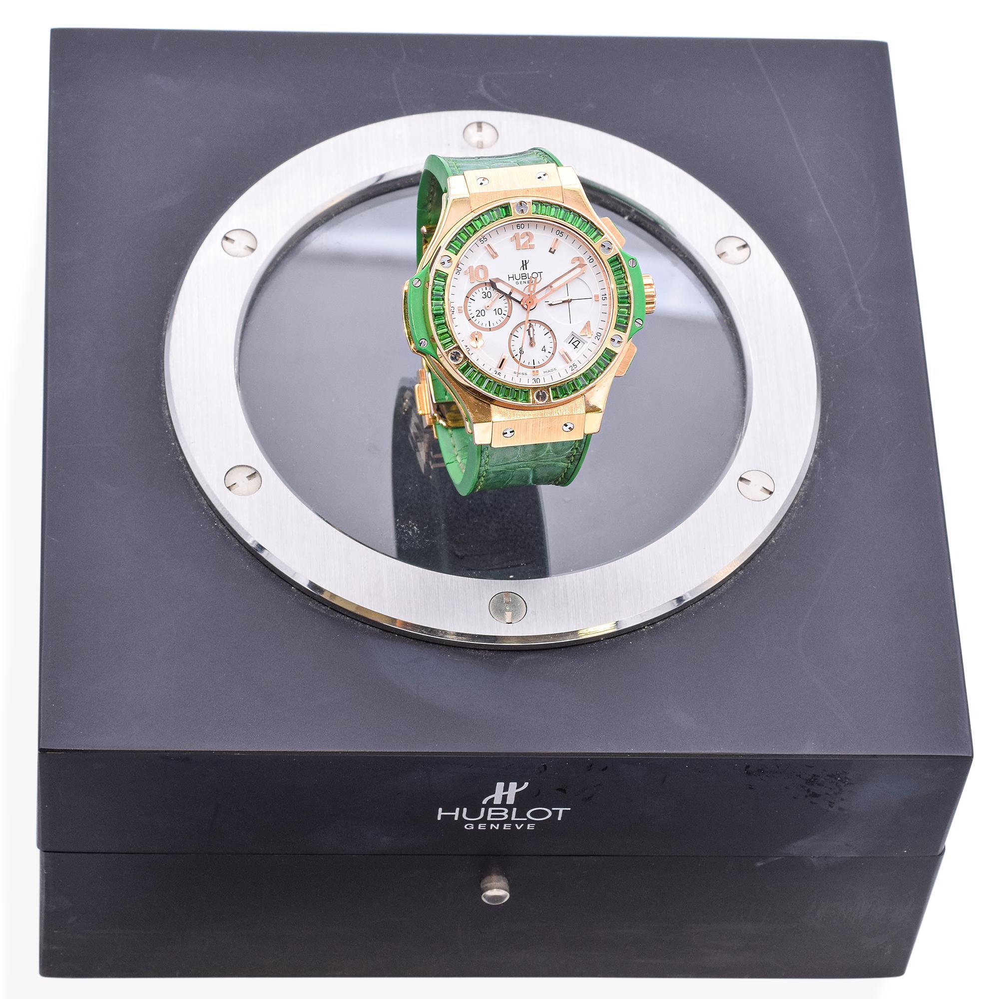 Audacieuse, luxueuse et indéniablement unique, cette Hublot Big Bang Chronograph Tutti Frutti 41 mm (Réf. 341.PG.2010.LR.1922) est une pièce d'apparat saisissante. Réalisée en or rose 18 carats, elle présente un cadran blanc avec des chiffres arabes