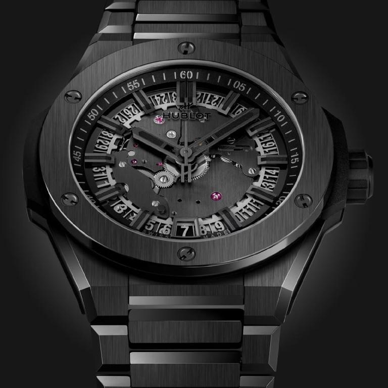 This is a first for the Big Bang Integrated. Never before has Hublot's iconic design been fitted into such a slim-fitting and sexy outfit. Thinner than ever, perfectly adjusted in a case of All Black’ ceramic, it lends a refined perspective to time.