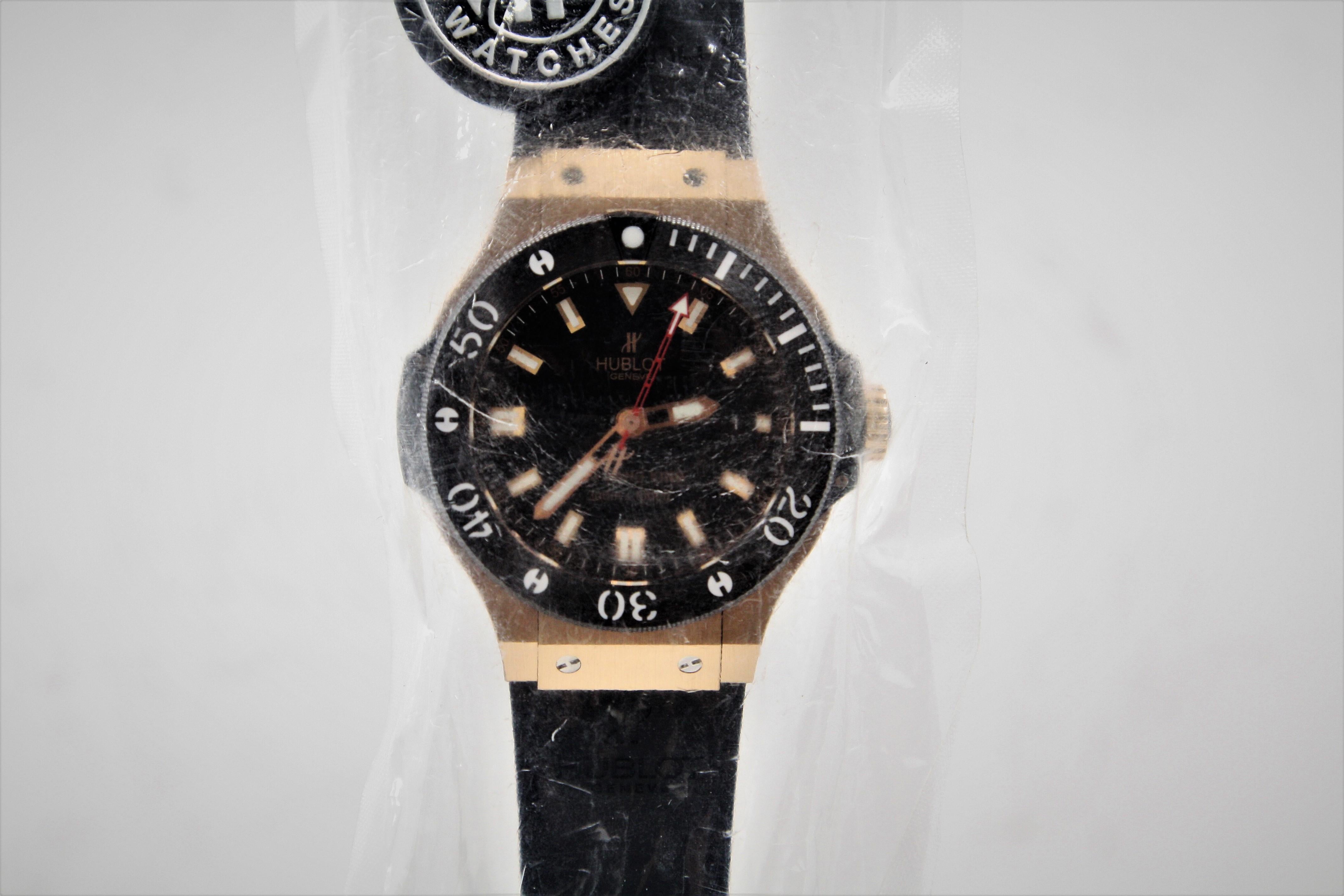 Hublot Big Bang King Black Dial 18 Karat Gold Ceramic Case Rubber Men's Watch In Excellent Condition For Sale In New York, NY