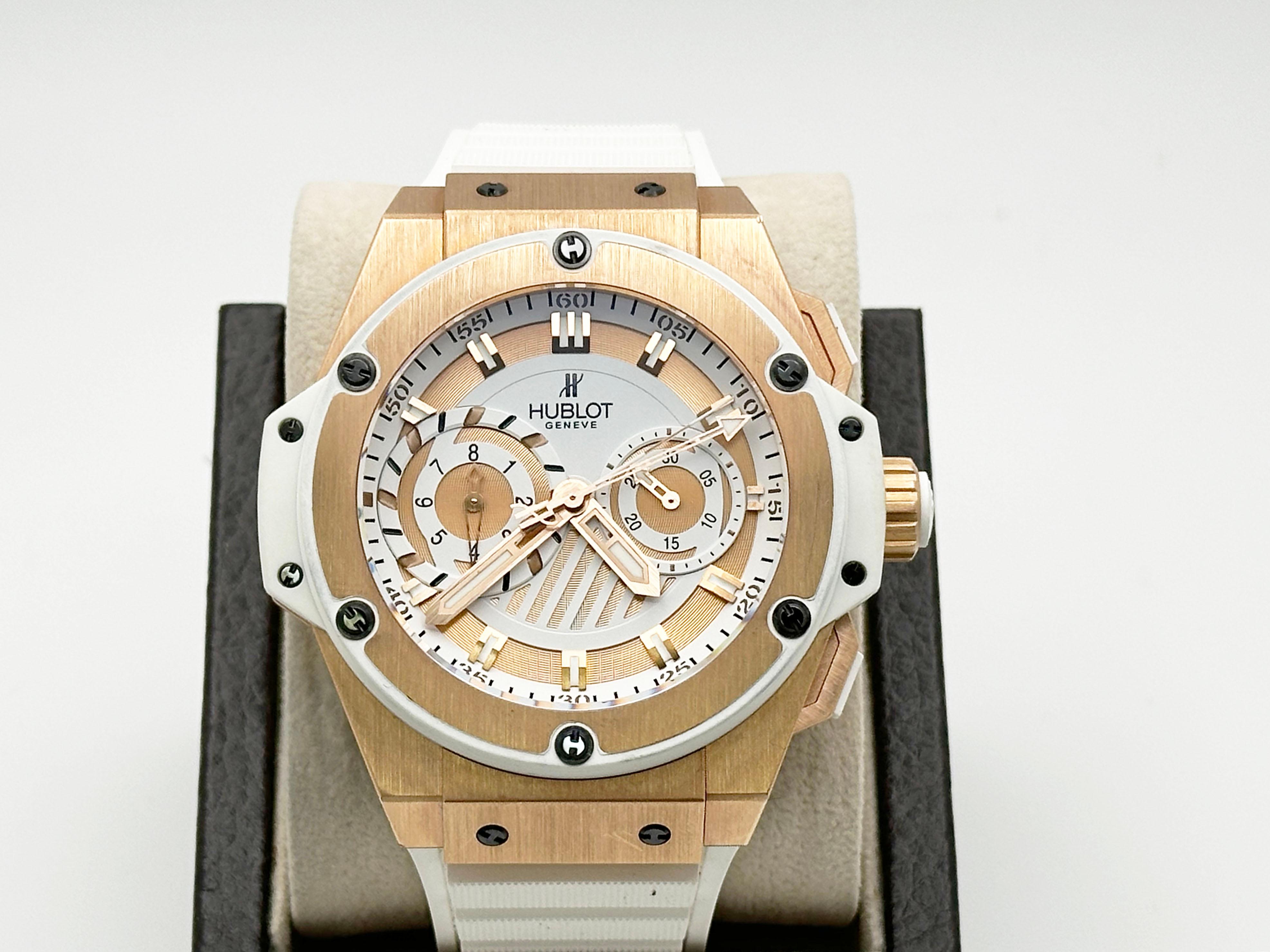 Numéro de style : 715.OE.2118.RW



Année : 2012

 

Modèle : Hublot Big Bang King Power Foudroyante 

 

Matériau du boîtier : Or rose 18K

 

Bande : caoutchouc blanc

 

Lunette : or rose 18 carats 

 

Cadran : Cadran blanc 

 

Visage : Cristal