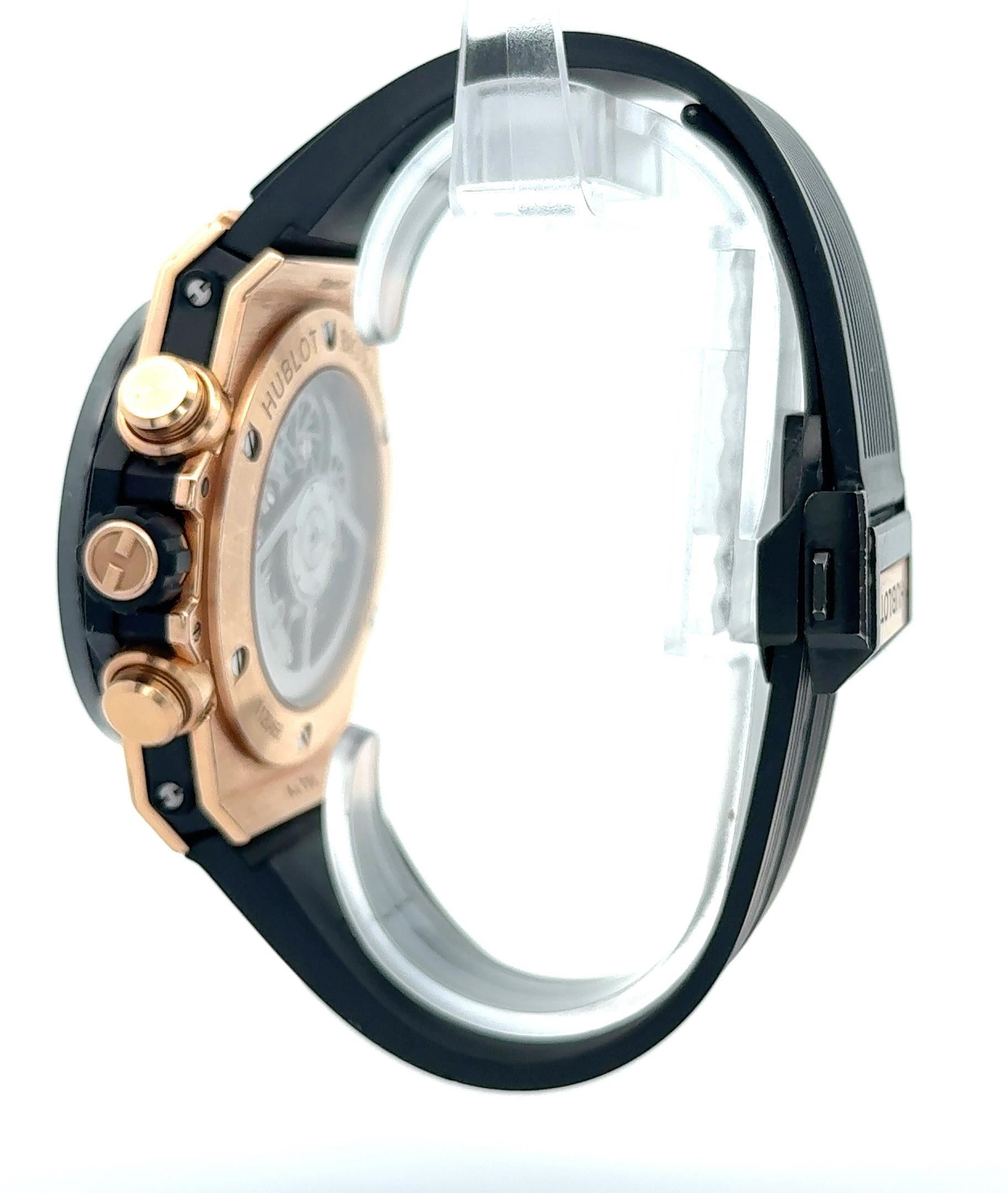 La Hublot Big Bang Unico King Gold 44 mm est une fusion saisissante d'innovation et de luxe. Réalisé en or roi 18 carats, son boîtier rayonne d'un ton riche et chaud, contrasté par une audacieuse lunette en céramique noire fixée par les vis en H