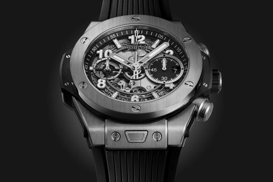 By developing its own automatic chronograph movement, Hublot wanted it to be – like all of its creations – the first, different and unique. As the soul of the watch, this movement with an “open heart” reveals its completely re-imagined design, with
