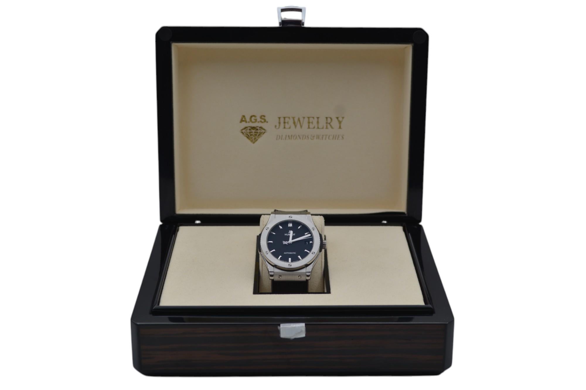 L'orologio è in ottime condizioni, ha una lucidatura professionale e funziona bene. Ha un graffio sul vetro. L'orologio viene fornito con una scatola di legno AGS Jewelry e una scheda di garanzia AGS Jewelry. Per maggiori informazioni su consegna,