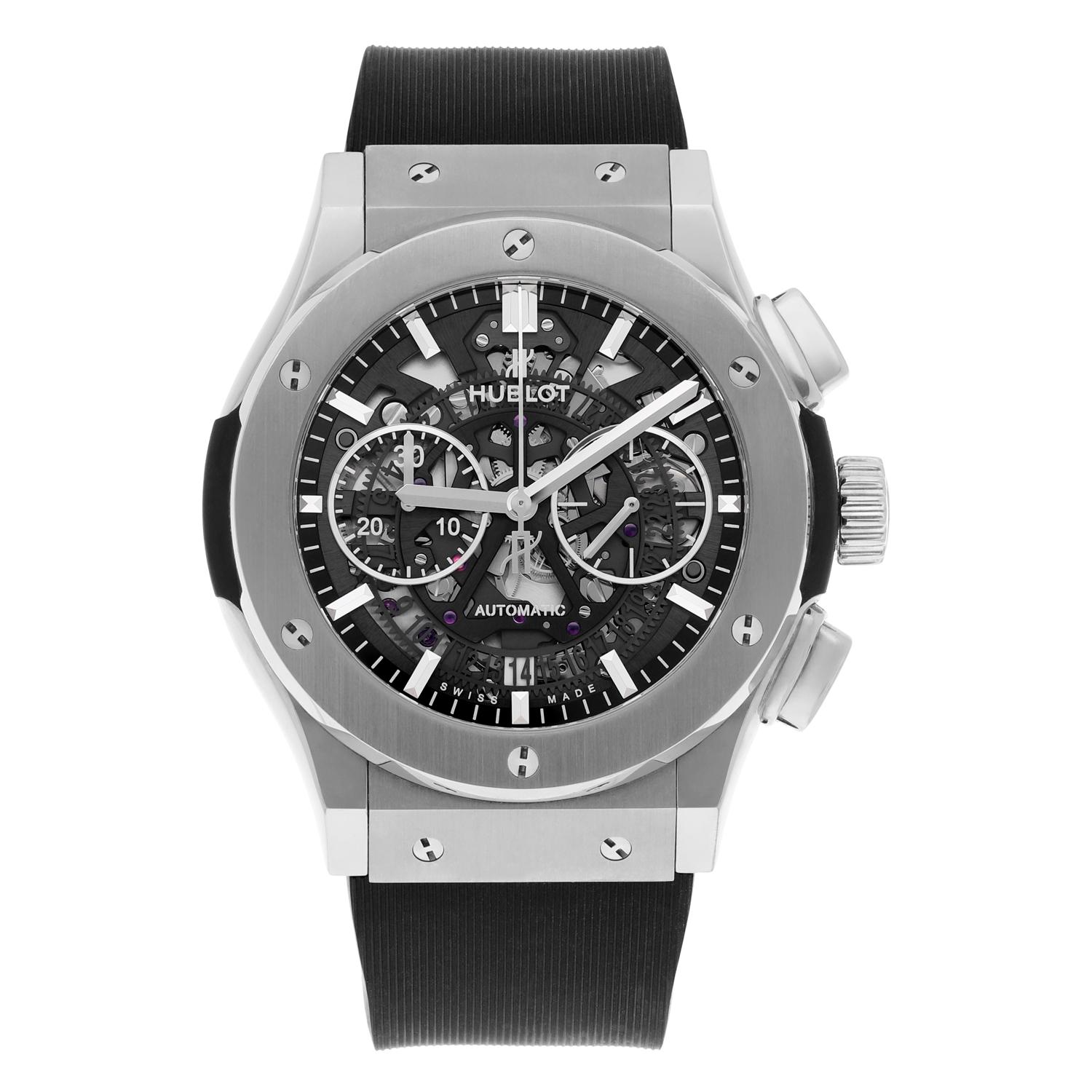 Mit seinem ultraleichten Titangehäuse und der dazu passenden Lünette ist dieser 45 mm große Zeitmesser ein Beweis für die legendäre technische Handwerkskunst von Hublot und die akribische Liebe zum Detail. 

Auf dem Zifferblatt aus Saphirglas, das