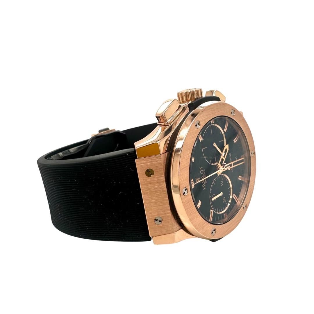 Marke: Hublot

Modell: Klassischer Fusion-Chronograph

Modellnummer: 541.OX.1181.RX

Uhrwerk: HUB1153 Automatisches Chronographenwerk mit Selbstaufzug

Gehäusegröße: 42 mm

MATERIAL des Gehäuses: Satiniertes und poliertes 18-Karat-Königsgold

Glas: