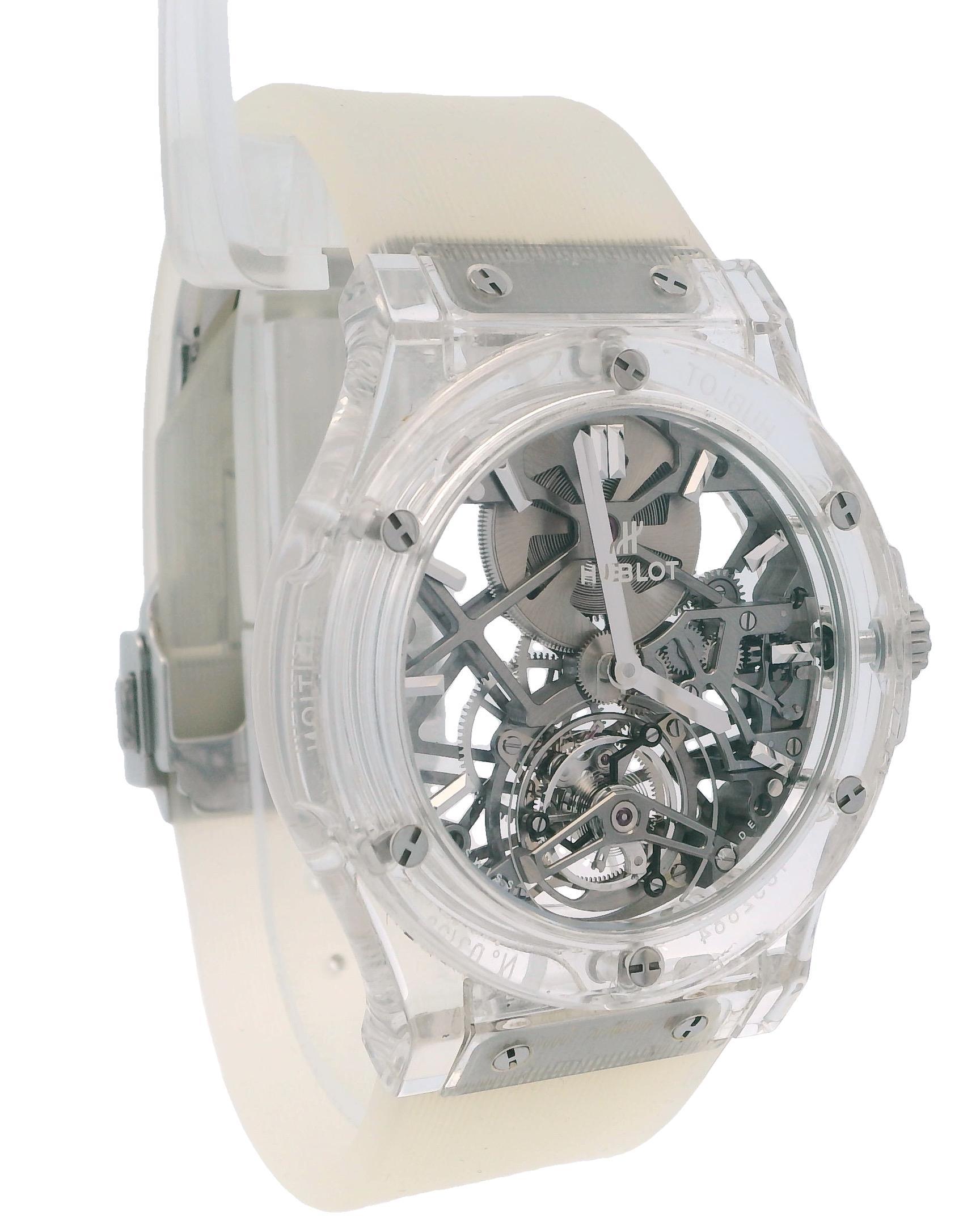 Este reloj de lujo tiene una caja redonda de zafiro, con una esfera esqueleto que revela el intrincado movimiento manual que contiene. El modelo Hublot Classic Fusion, identificado con el número 505.JX.0120.RT.Y0518, incluye una función de