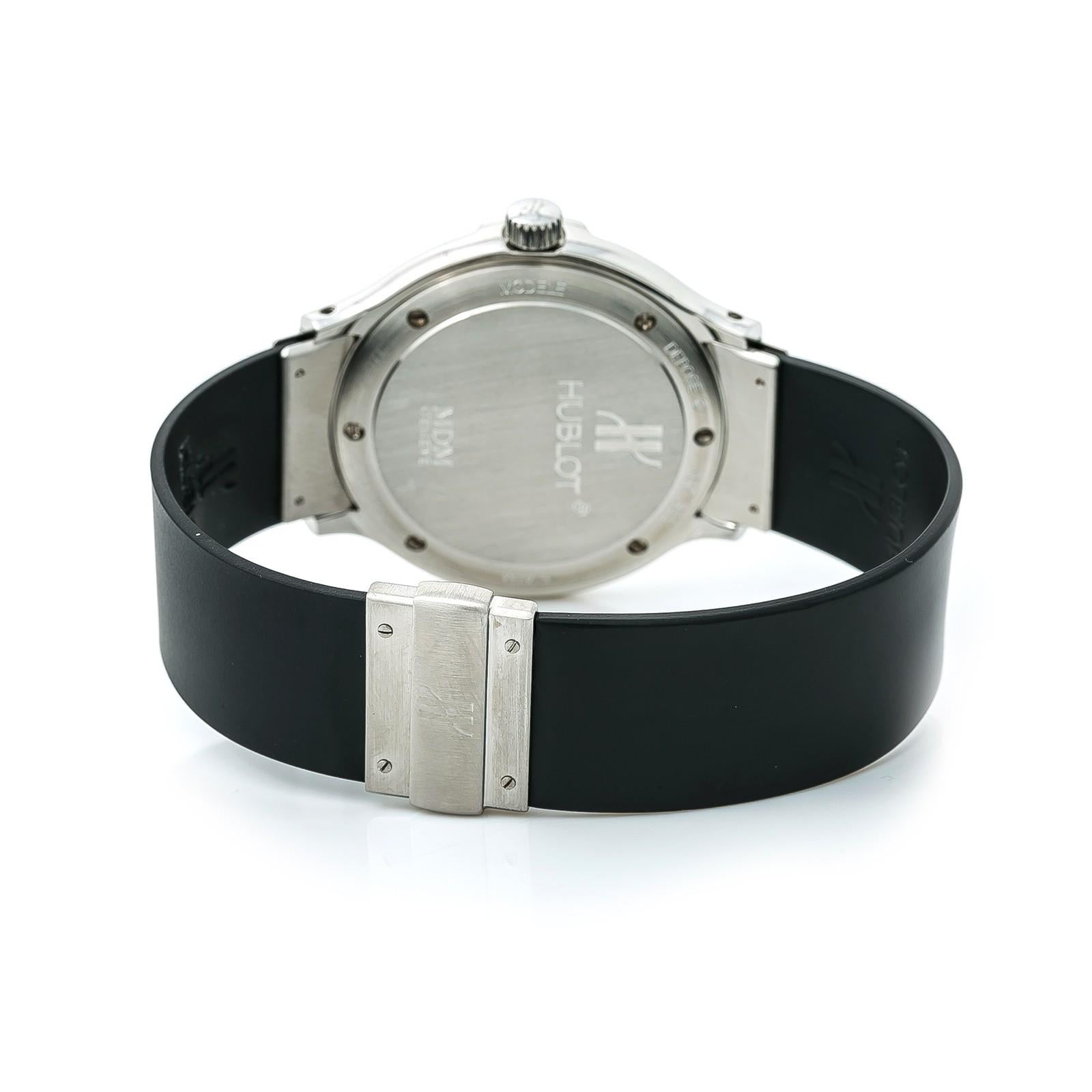 Hublot MDM Référence #:1710.1. Hublot MDM 1710.1 Montre automatique unisexe cadran noir bracelet en caoutchouc 37mm. Vérifié et certifié par WatchFacts. Garantie de 1 an offerte par WatchFacts.