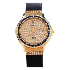 Hublot Montre MDM pour femme en or 18 carats avec lunette en saphir bleu et cadran en diamant, modèle 1