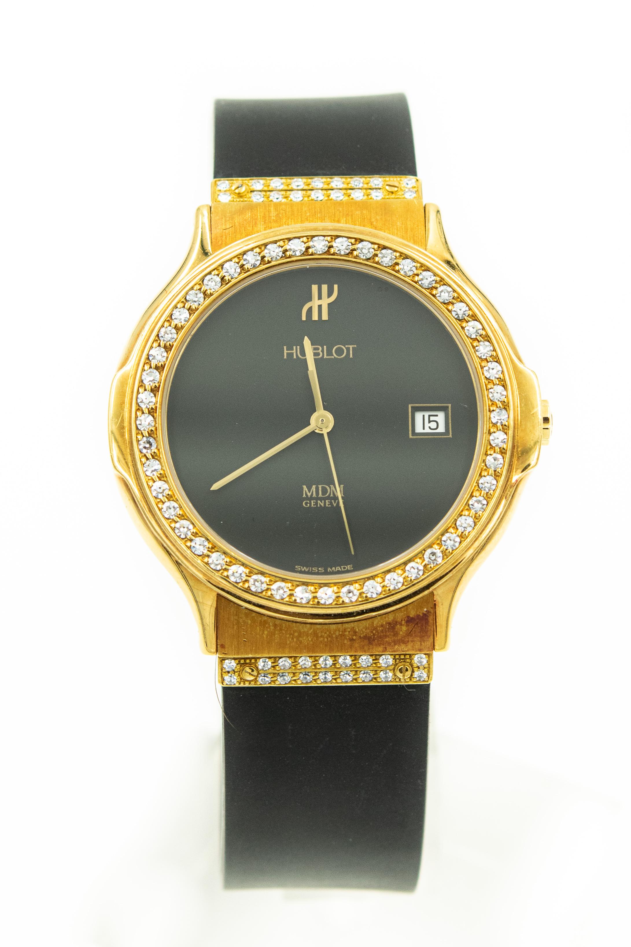 Hublot Herren MDM 18k Gelbgold Uhr Ref. 1520.3.054 Seriennummer 261.322  mit Diamantlünette, Bandanstößen und Faltschließe an schwarzem Kautschukband.  Quarzwerk.  Das Gehäuse hat insgesamt 127 Diamanten.  Sie misst  37mm x 44 mm.  Schwarzes