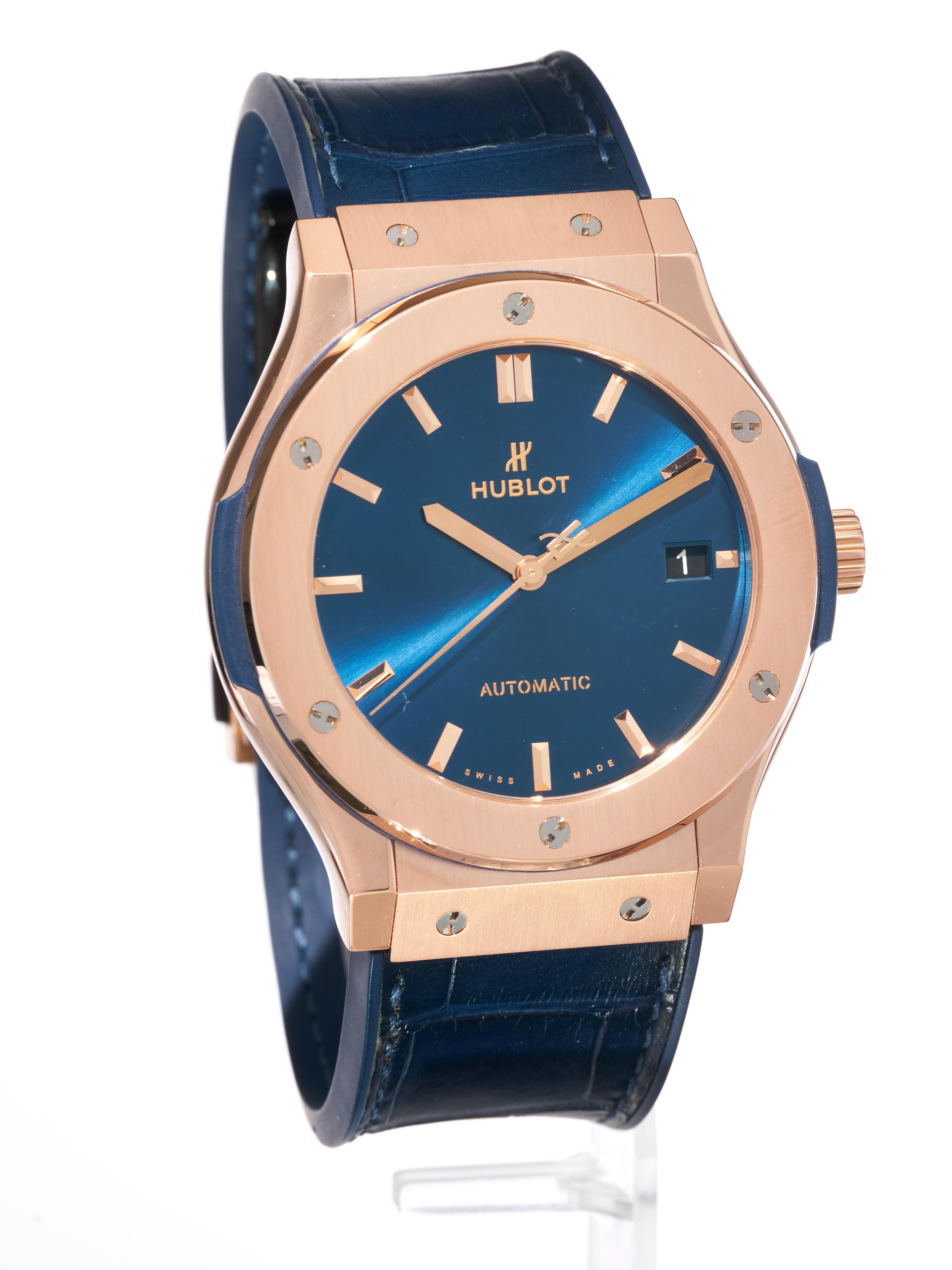 Fork In Time se enorgullece de ofrecer en el mercado 1st Dibs:

Hublot 
Reloj para hombre 
Fusión clásica 

Esfera Sunburst azul 

Caja de 45 mm 

Caja de oro rosa macizo de 18 quilates y exterior del cierre desplegable 

Exposición