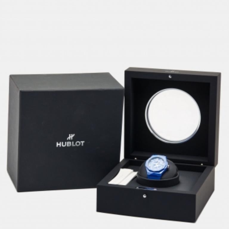 Die Classic Fusion Orlinski hier stammt aus einer Collaboration von Hublot mit dem französischen Künstler Richard Orlinski. Die Uhr präsentiert schön den Orlinski-Touch mit Details wie Facetten und der Verwendung einer hellen Farbe. Das blaue