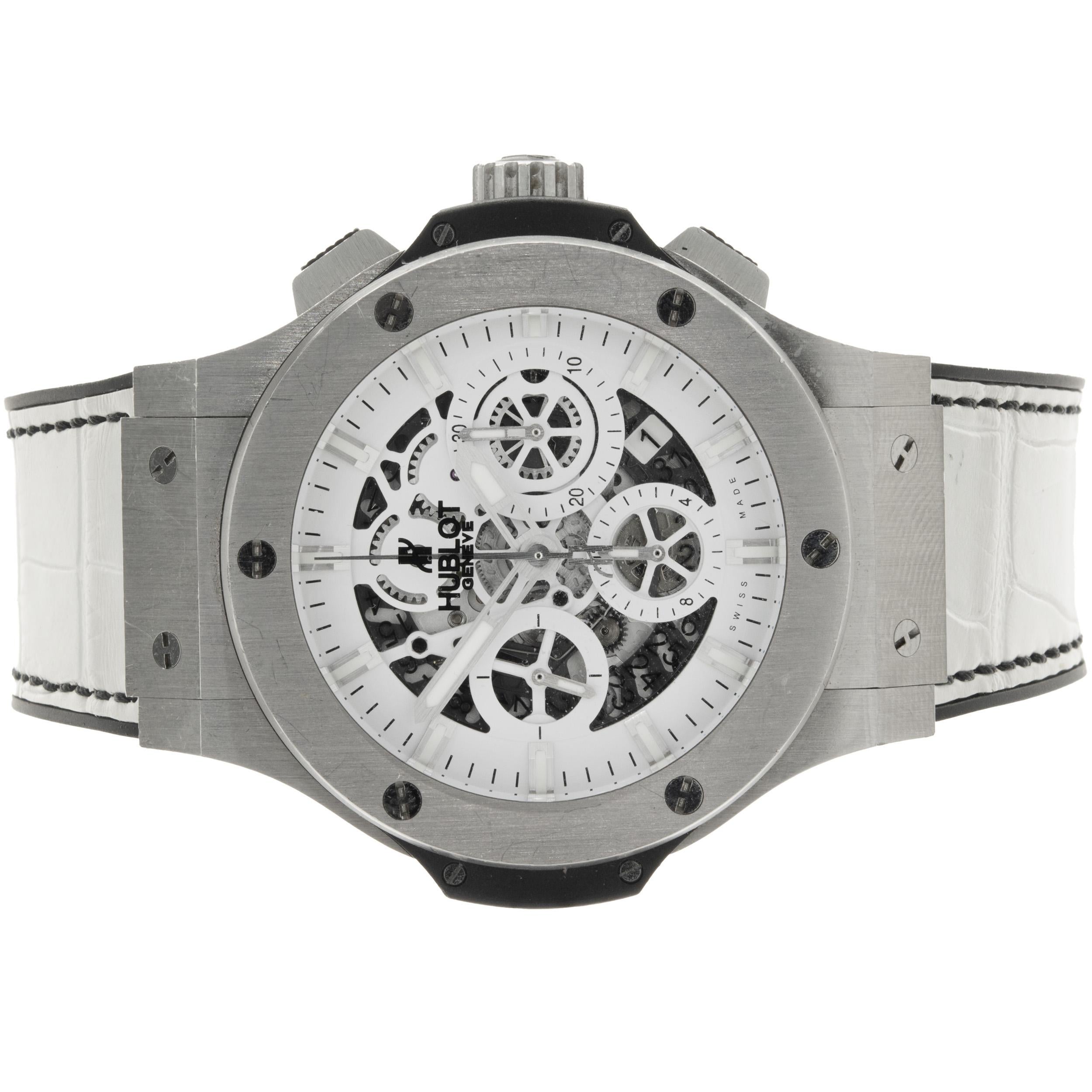 Mouvement : automatique
Fonction : heures, minutes, secondes, chronographe, date
Boîtier : 44 mm, rond, en acier inoxydable.
Bracelet : caoutchouc avec crocodile blanc, boucle déployante repliable.
Cadran : cadran squelette blanc
Numéro de référence