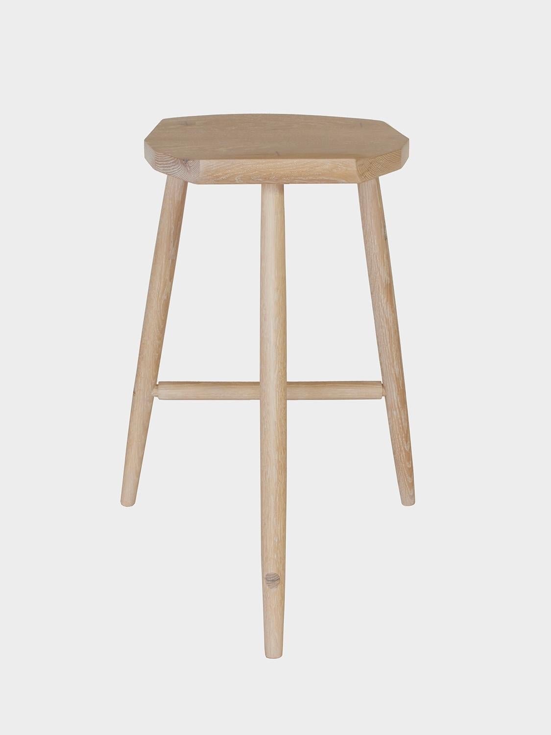 Moderne Tabouret de comptoir à trois pieds en chêne cérusé Jordan par New York Heartwoods en vente