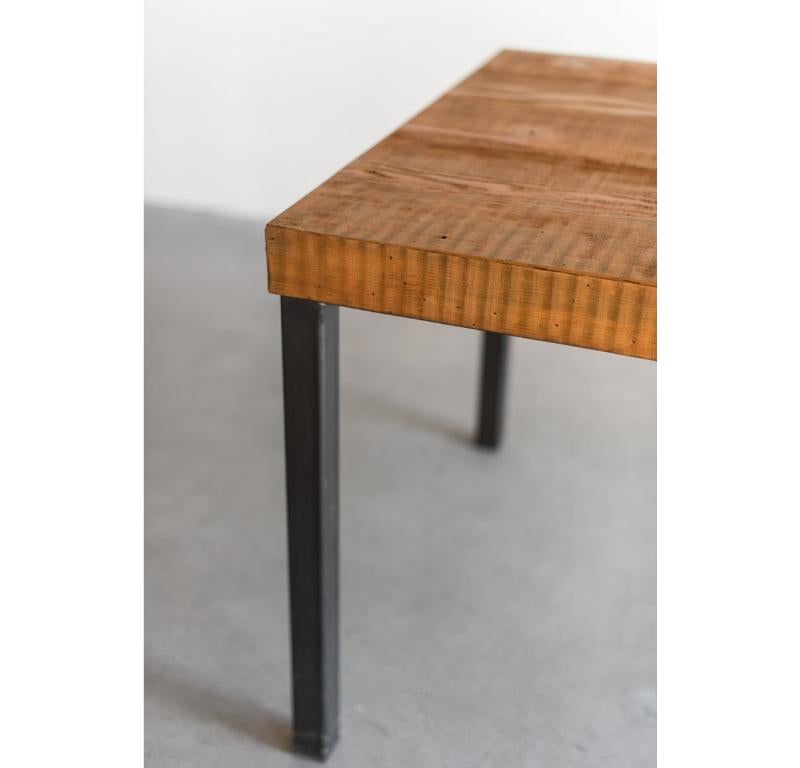 Cette table à manger est fabriquée sur mesure à Los Angeles. Le bois récupéré est coupé au centre pour obtenir une surface plus lisse et s'adapter à un substrat. Les pieds métalliques sont coupés à la bonne taille, soudés à une plaque et fixés.


Le