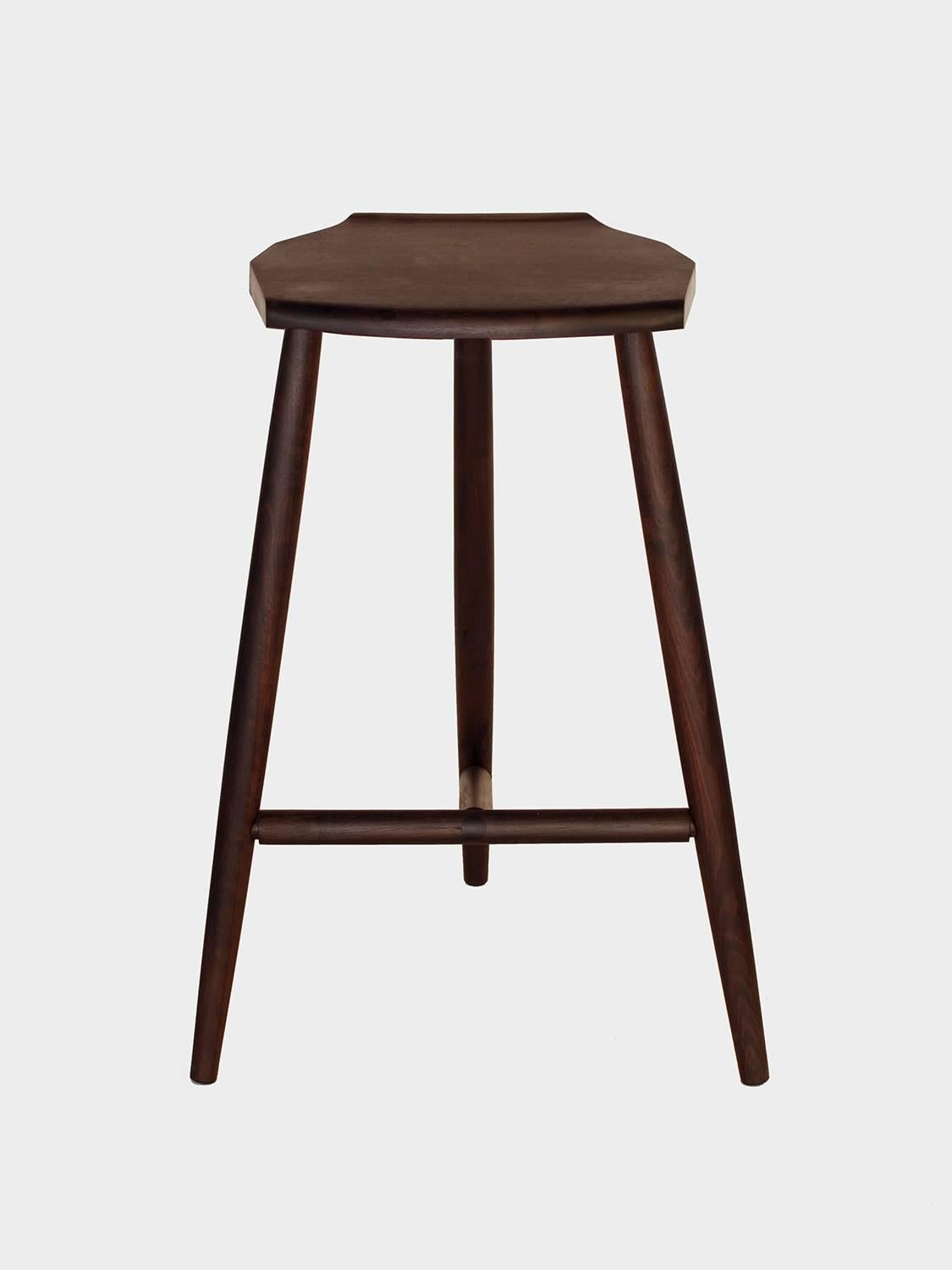 Le tabouret Jordan à hauteur de comptoir en bois massif de noyer ébonisé de New York Heartwoods est influencé par le design des Shakers et du milieu du siècle dernier ; il a été créé pour être confortable, léger et facile à déplacer ; il comporte