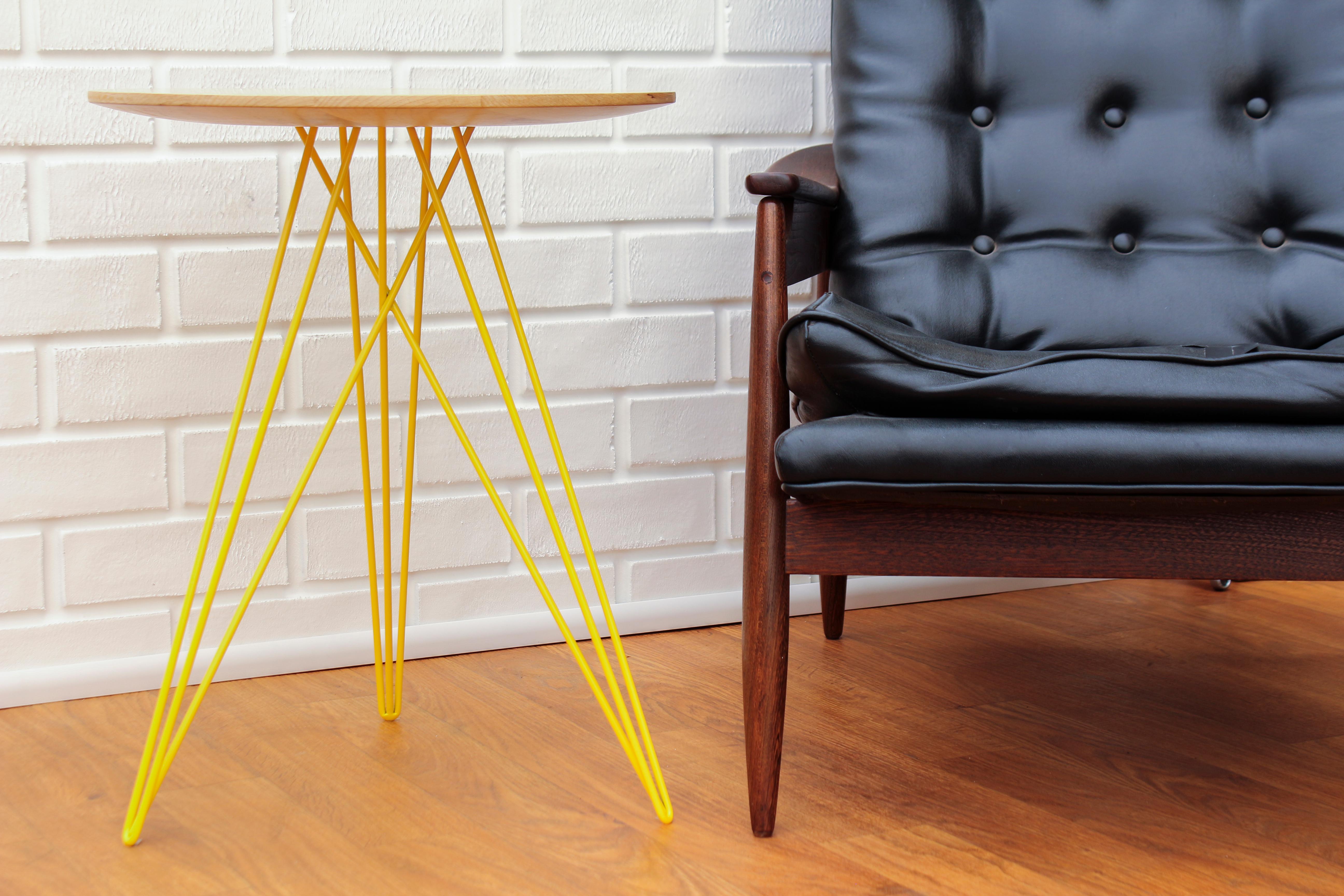 Américain Table d'appoint Hudson en épingle à cheveux avec bois incrusté d'érable jaune en vente