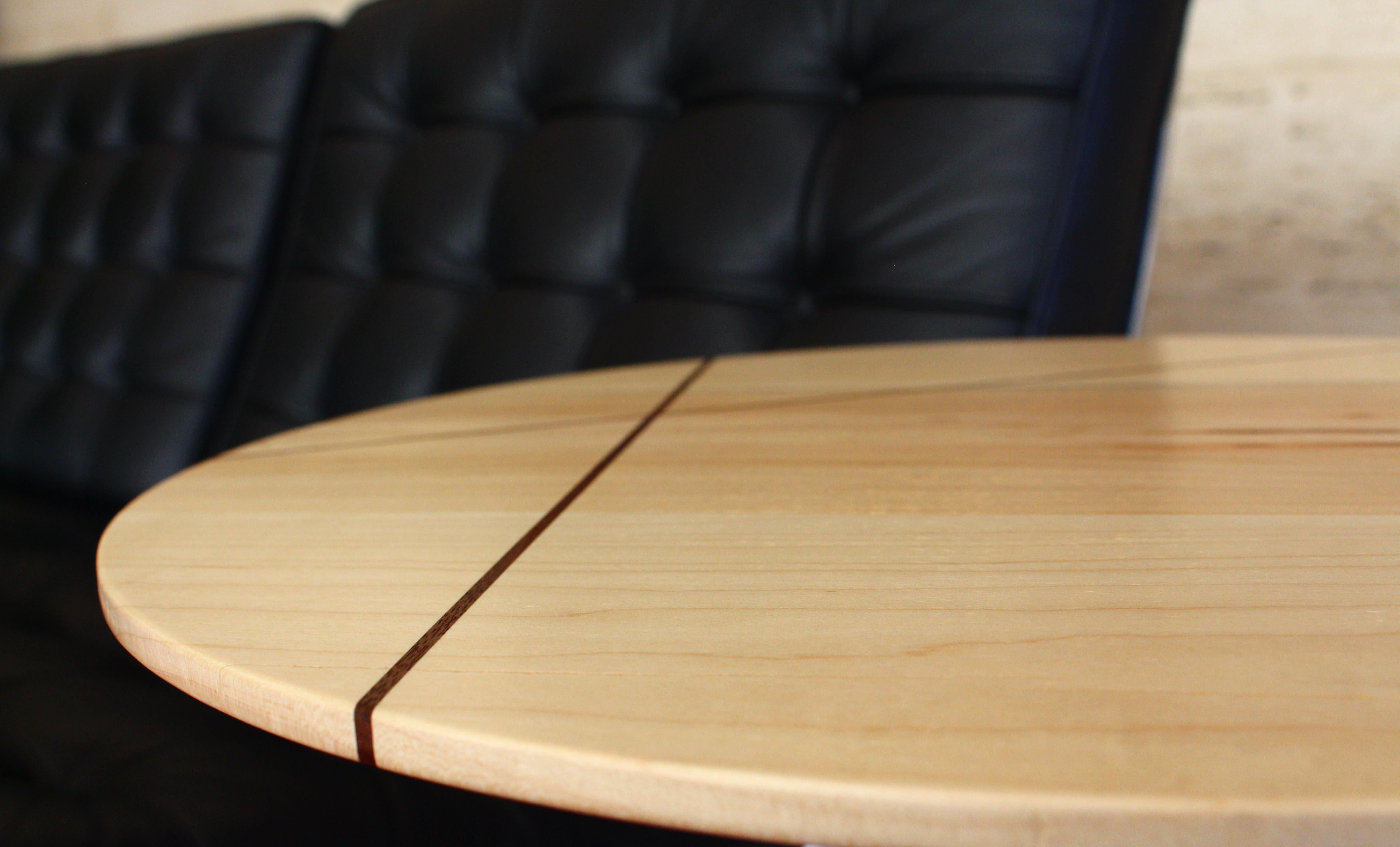 Sculpté Table d'appoint Hudson en épingle à cheveux avec bois incrusté d'érable jaune en vente