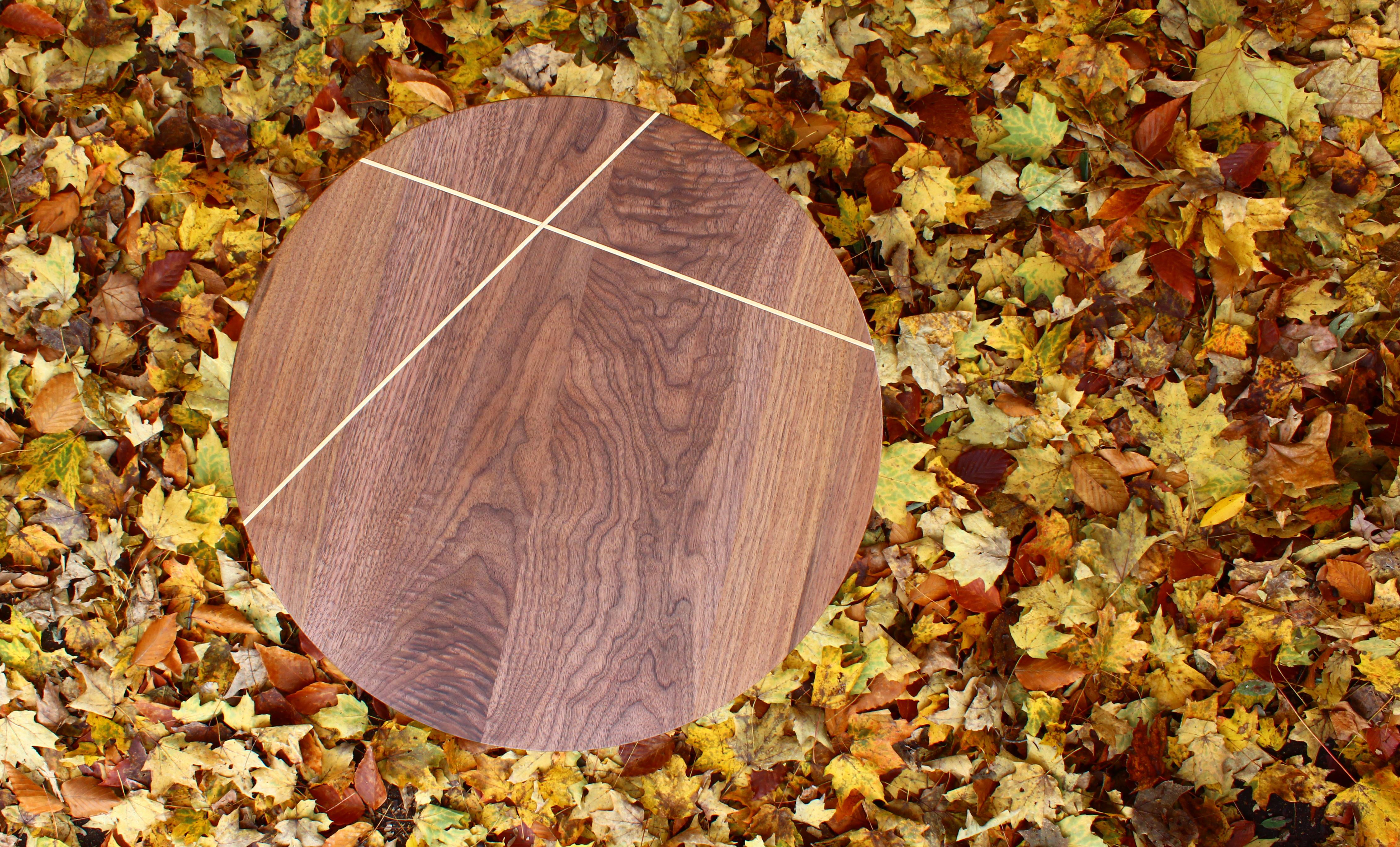 Hudson Haarnadel-Beistelltisch mit Holzintarsien aus Nussbaum in Rosa (Minimalistisch) im Angebot