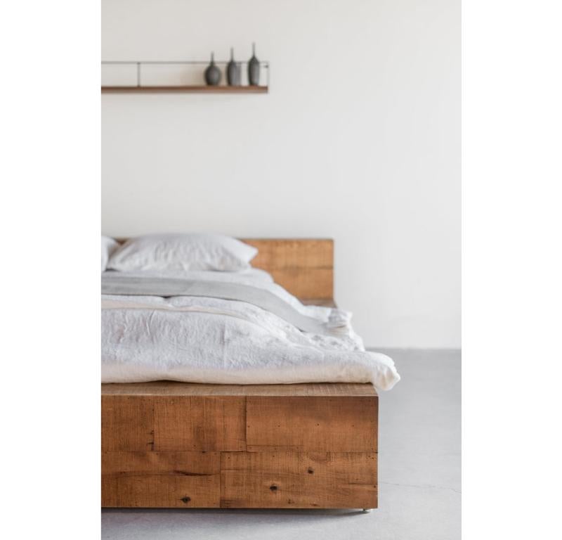 Das Hudson Platform Bed soll das Ausmaß und die Präsenz großer, natürlicher Holzstapel imitieren. Jedes Trägermaterial ist mit aufgearbeiteter Douglasie versehen, die wir hier in Südkalifornien aus der Architektur geborgen haben. Die raue Oberfläche