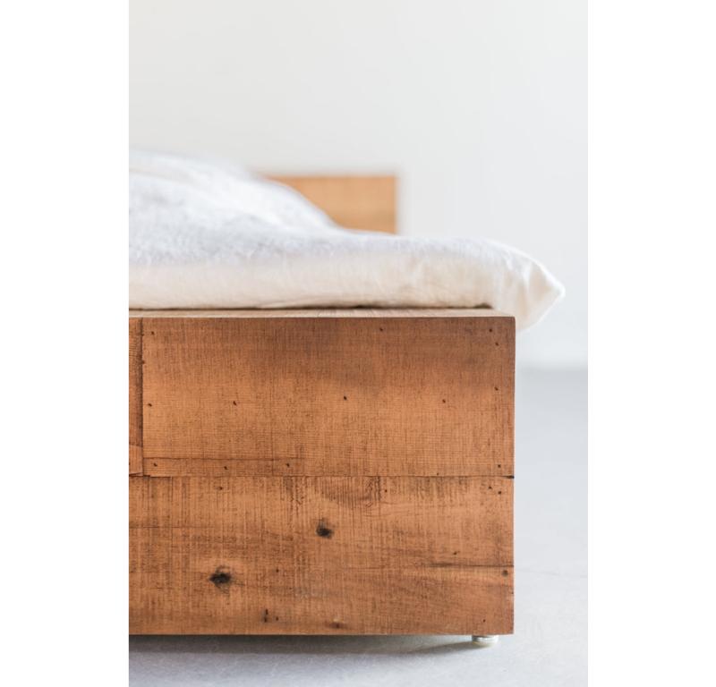 Hudson Plateaubett King Size von Croft House (amerikanisch) im Angebot