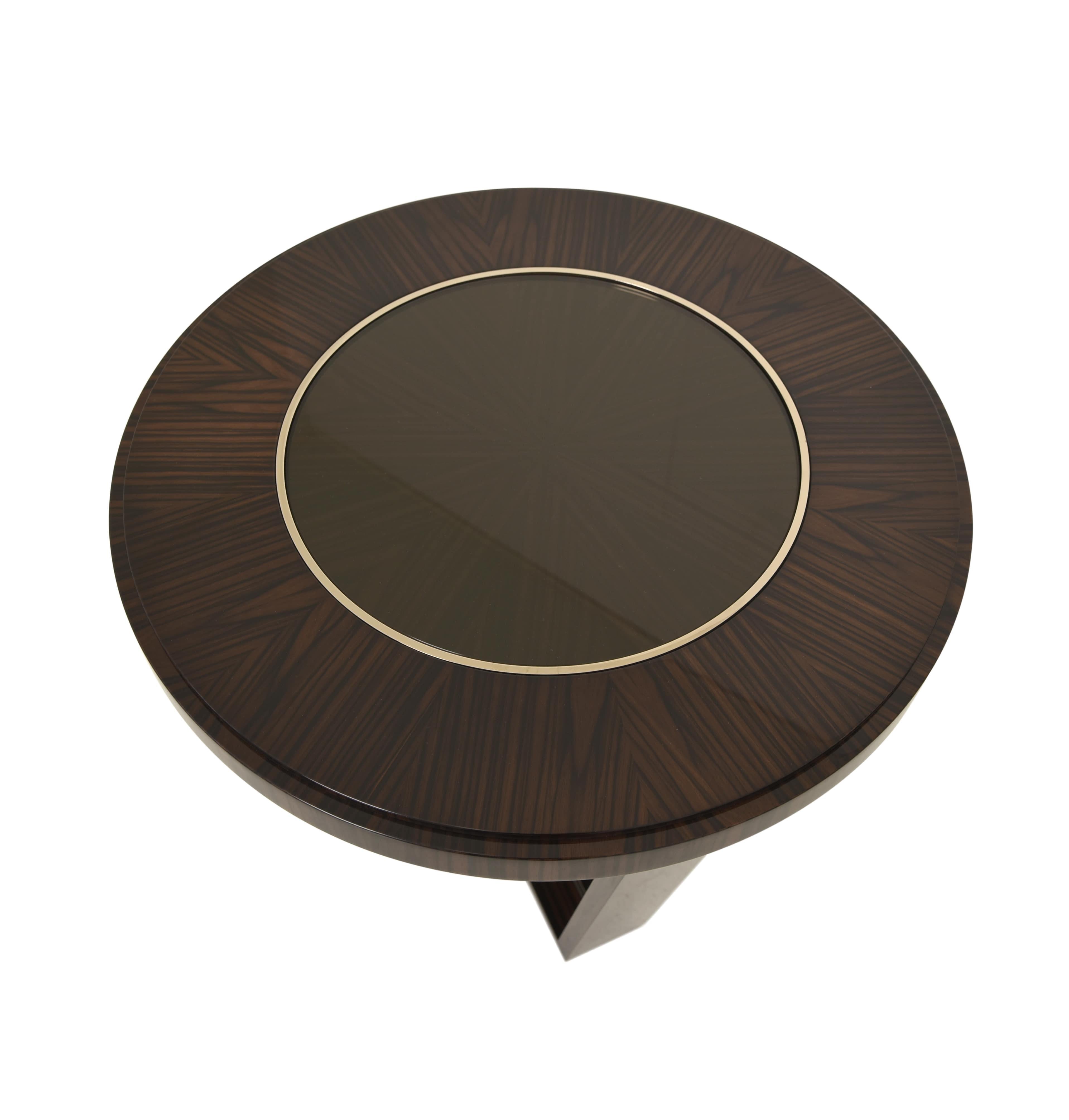 Portugais Table d'appoint Hudson avec structure en bois, incrustation en métal et plateau en verre en vente