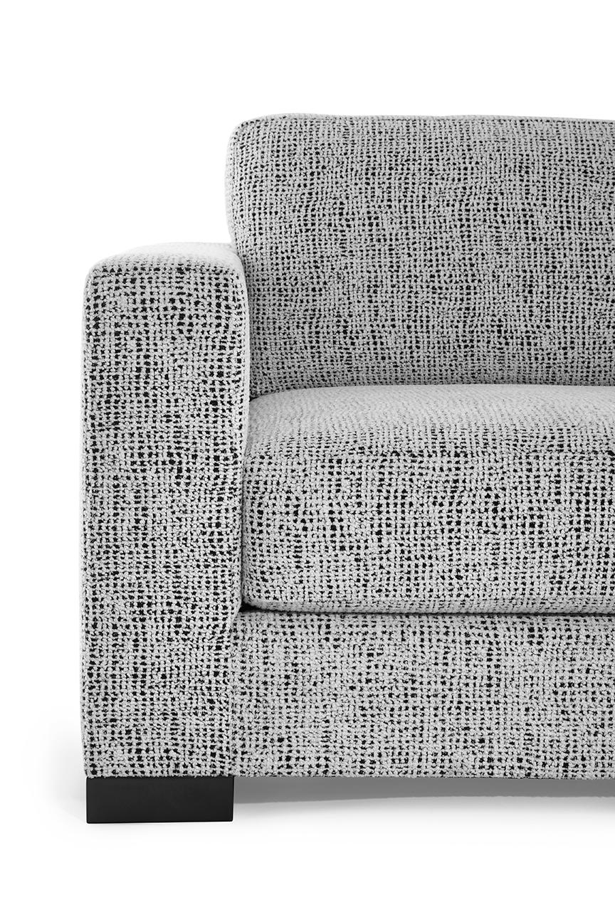 Des lignes simples et épurées et des proportions équilibrées définissent ce canapé. Deux coussins de dossier complètent le long coussin d'assise unique dans ce remix moderne d'un look classique.