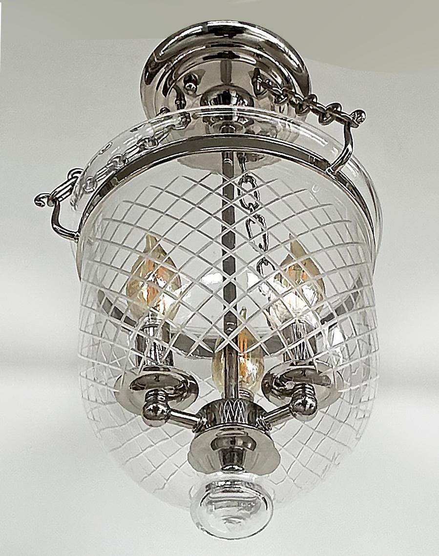 Hudson Valley Lighting Hampton 3 luci a campana con vetro tagliato 

In vendita c'è una plafoniera a campana di vetro a 3 luci e 10 pollici di diametro di Hudson Valley Lighting con una storica finitura in nichel. Il vetro è tagliato a ruota in rame
