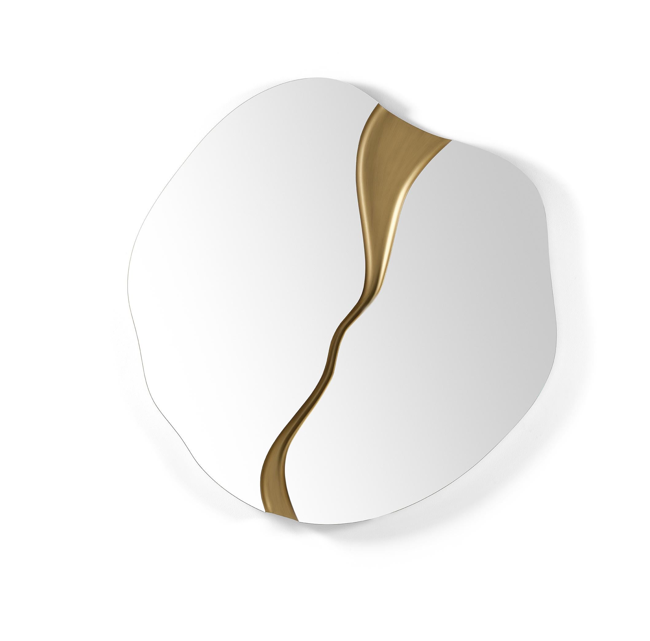 Le HUDSON, de forme organique, est un miroir de design moderne, dont le verre miroir est traversé par la structure de couleur laiton, en lignes sinueuses, rendant son design encore plus audacieux.

Présenté en miroir naturel avec une structure en