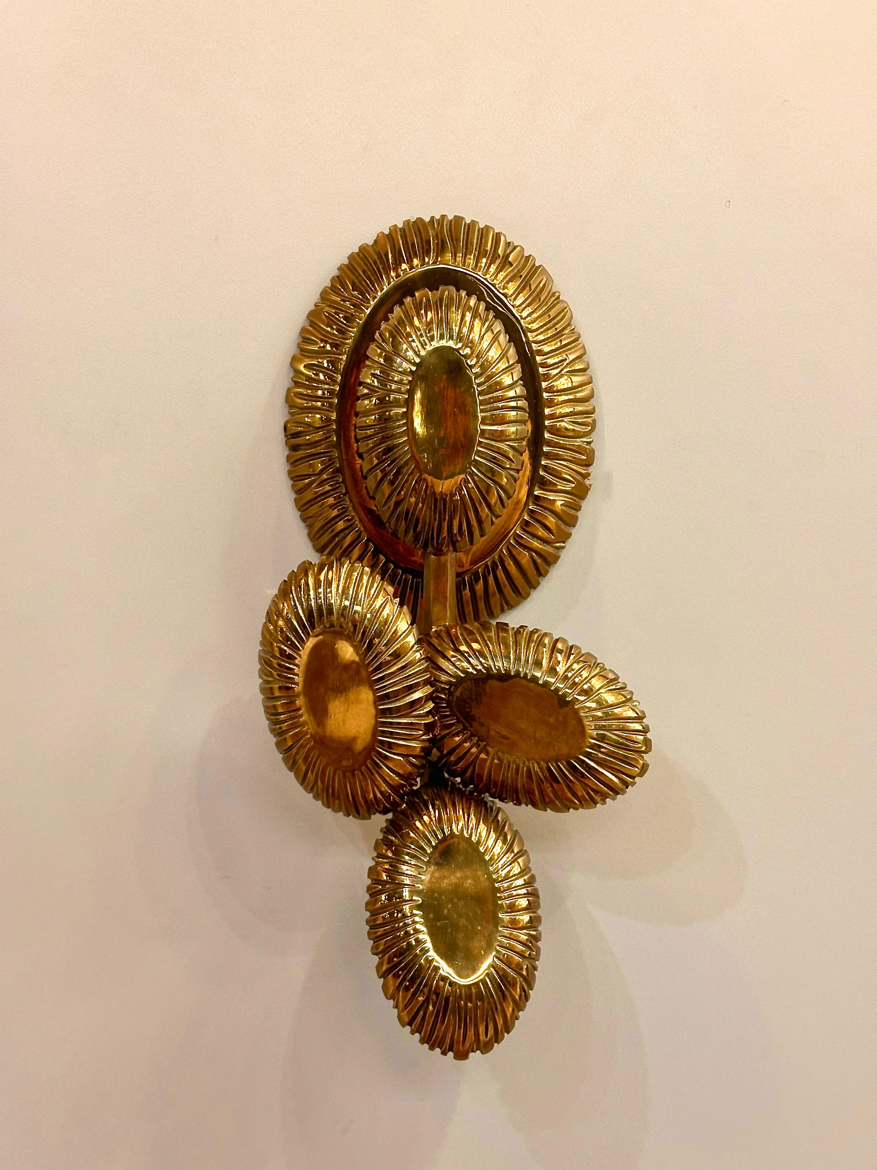 HUELVA FLORA Brass Casting Wall Sconce, a luminary masterpiece that transforms your space into an oasis of elegance and sophistication. Beyond being a source of light, this sconce is a work of art inspired by the grace and beauty of water