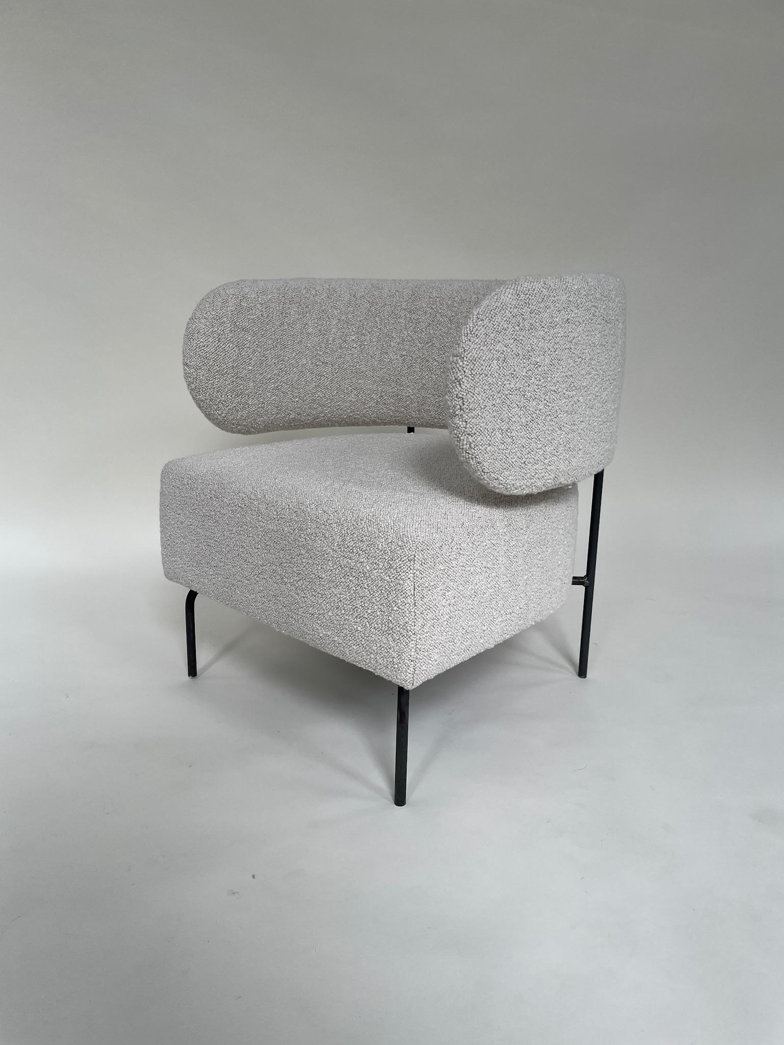 Hug armchair by Fred Rigby Studio.
Dimensions: L 74 x W 70 x H 70 cm.
Materials: steel, bouclé.

Following the curved lines of our Signature collection, the piece was designed to balance soft texture with a structured form. Inviting touch, the