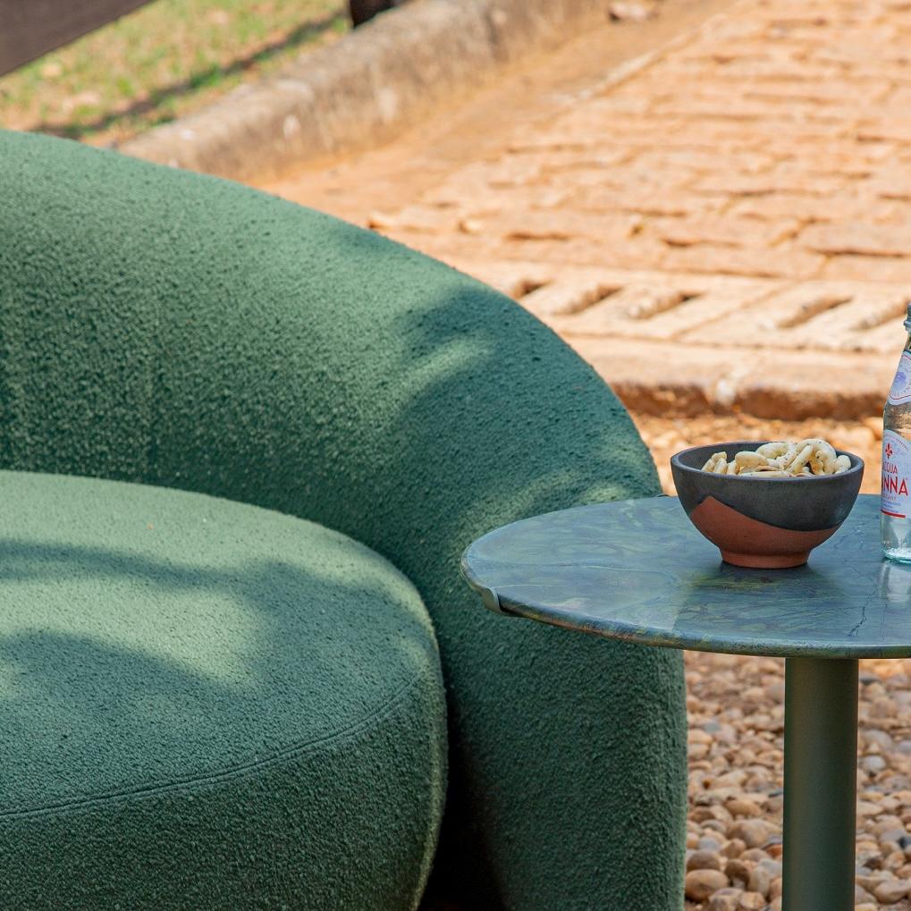 Moderno Poltrona Hug, design organico contemporaneo in alluminio e tessuto in vendita