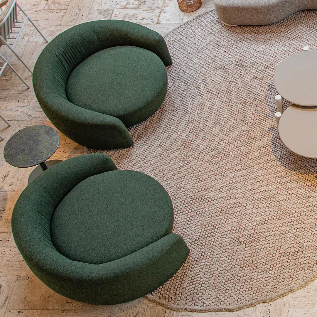 Portoghese Poltrona Hug, design organico contemporaneo in alluminio e tessuto in vendita