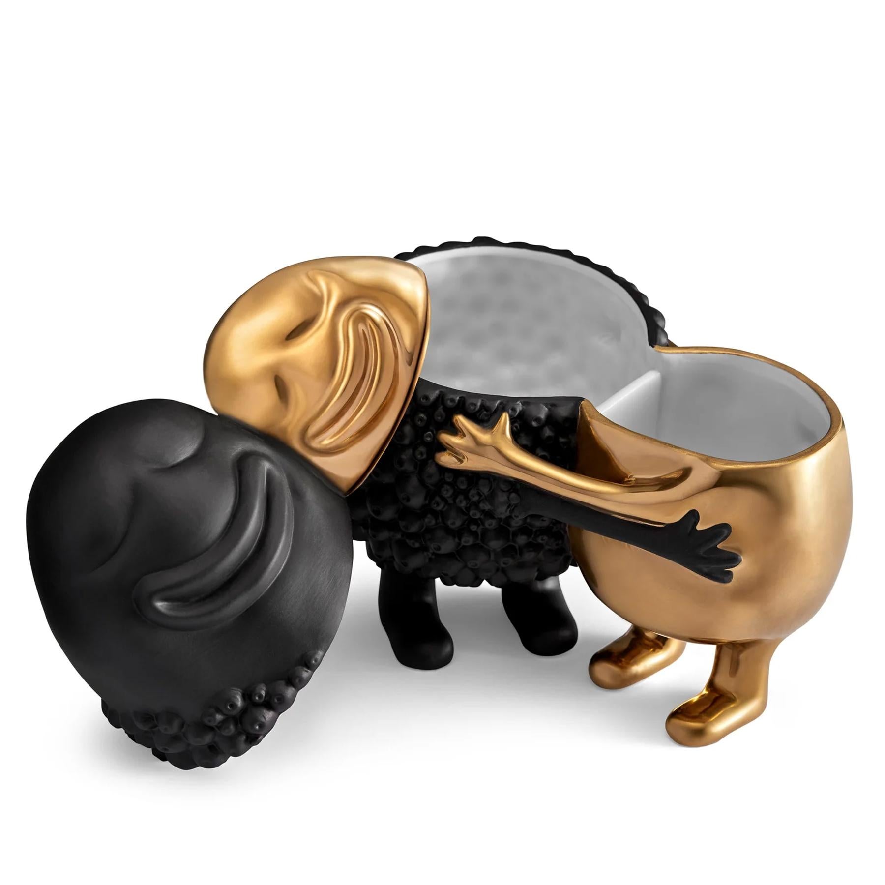 Box Hug Black and Gold all in hand-crafted porcelain,
in black finish and gold-plated with 24K.
Box with lid. Delivered in luxury gift box.